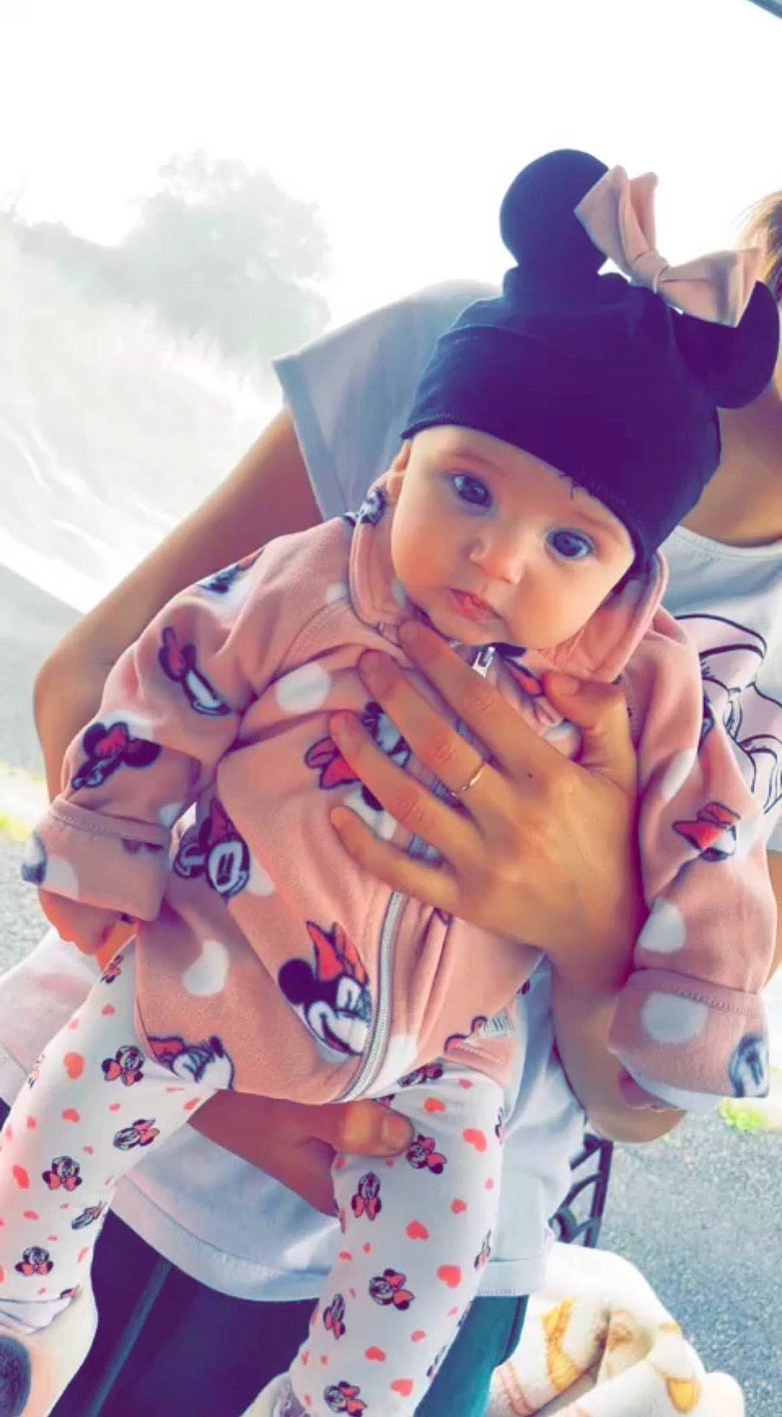 Tcheza a rejoint le concours — aidez-le/la à gagner de superbes lots ! baby_toddler_clothing, baseball_cap, cap, child, face, finger, fun, gesture, hand, happy, head, headwear, human_body, people_in_nature, person, pink, purple, sitting, sleeve, thumb