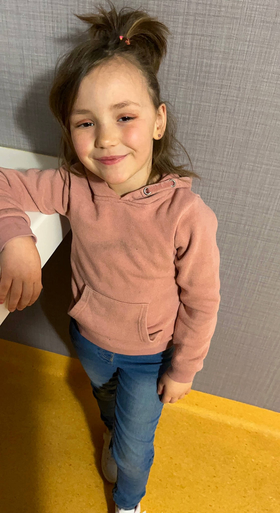 Nina a rejoint le concours — aidez-le/la à gagner de superbes lots ! arm, baby_toddler_clothing, cheek, elbow, eye, finger, gesture, hand, happy, human_body, iris, joy, neck, person, shoulder, skin, sleeve, smile, t_shirt, toddler