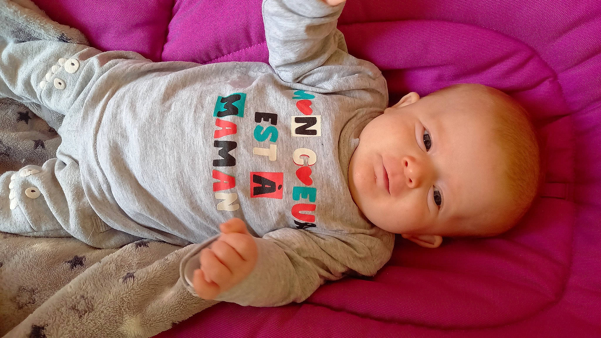 James participe au concours pour gagner de l'argent avec cette photo : baby, baby_sleeping, baby_toddler_clothing, cheek, child, comfort, finger, flooring, human_body, linens, nail, nose, pattern, person, pink, sitting, skin, sleeve, textile, toddler