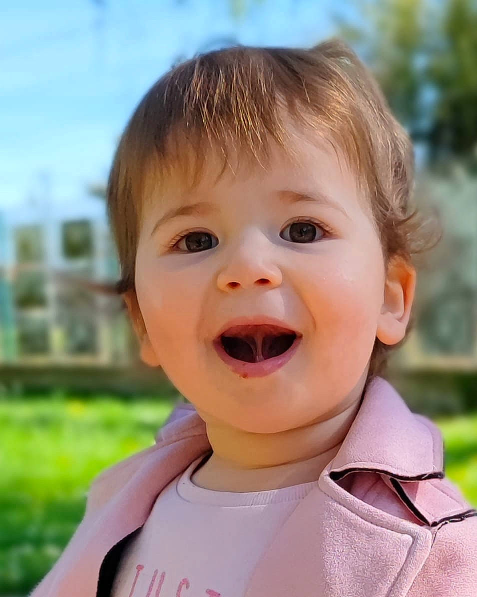 Maya participe au concours pour gagner de l'argent avec cette photo : baby, cheek, chin, eyebrow, eyelash, face, grass, happy, human_body, jaw, lip, neck, nose, outerwear, person, skin, sleeve, smile, t_shirt, toddler