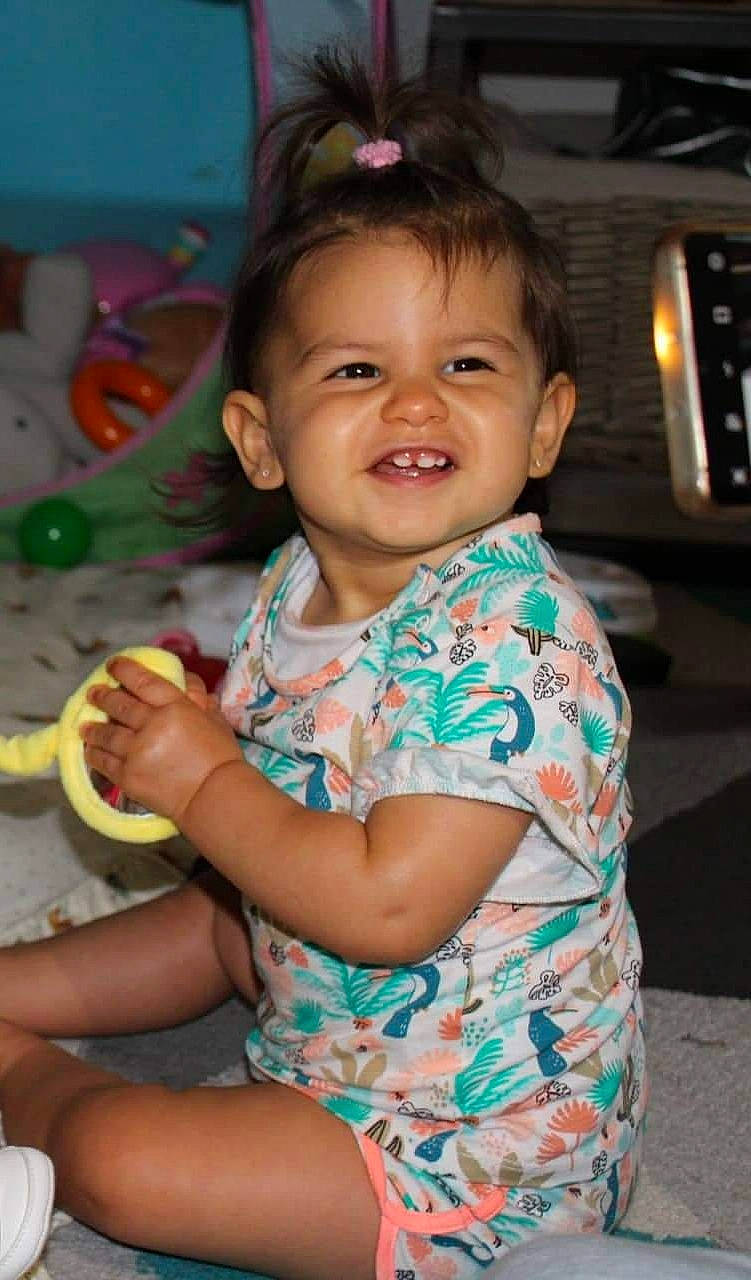 Arya participe au concours pour gagner de l'argent avec cette photo : cheek, chin, eye, face, facial_expression, finger, hair, hairstyle, happy, head, human, iris, joy, neck, nose, organ, person, pink, skin, smile