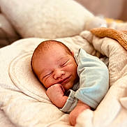 Nathéo a rejoint le concours — aidez-le/la à gagner de superbes lots ! newborn, baby, sleeping, blanket, cozy, soft, infant, peaceful, cute, wrapped, bed, child, portrait, young, rest, comfort, warm, hand, face, smile