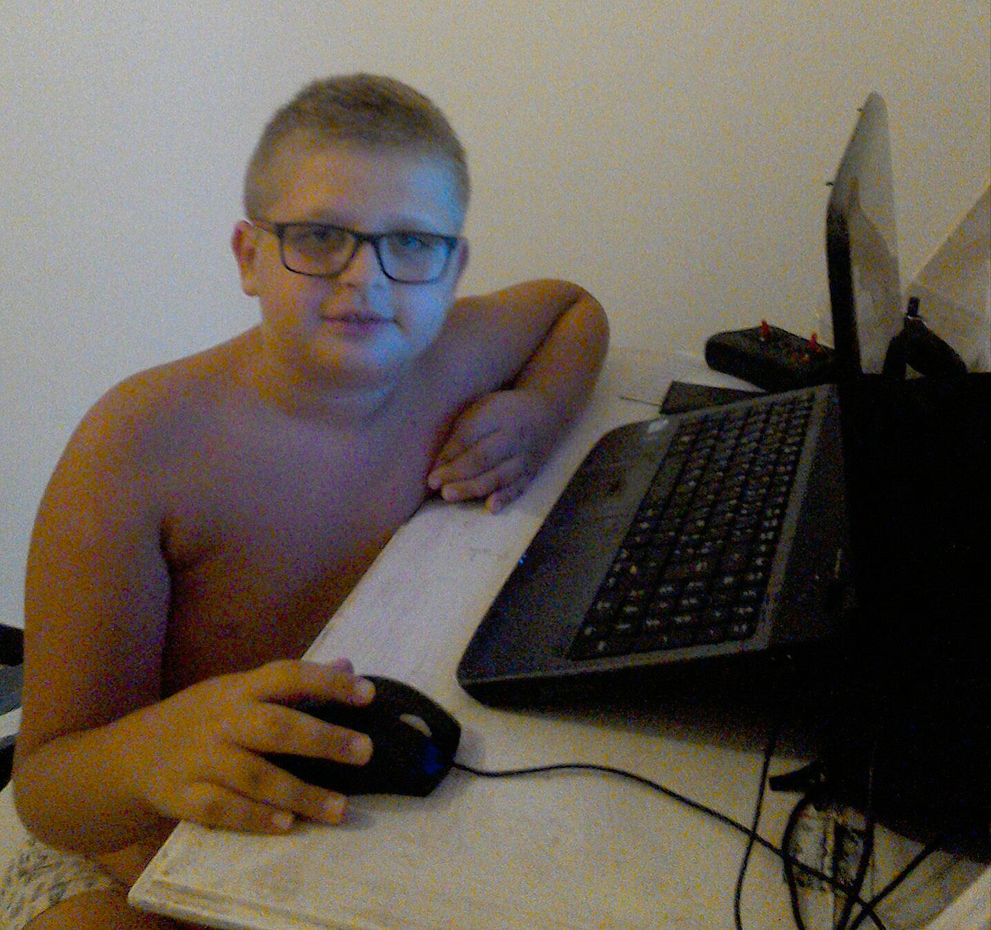 Michel a rejoint le concours — aidez-le/la à gagner de superbes lots ! computer_keyboard, electronic_device, glasses, laptop, netbook, person, space_bar, technology