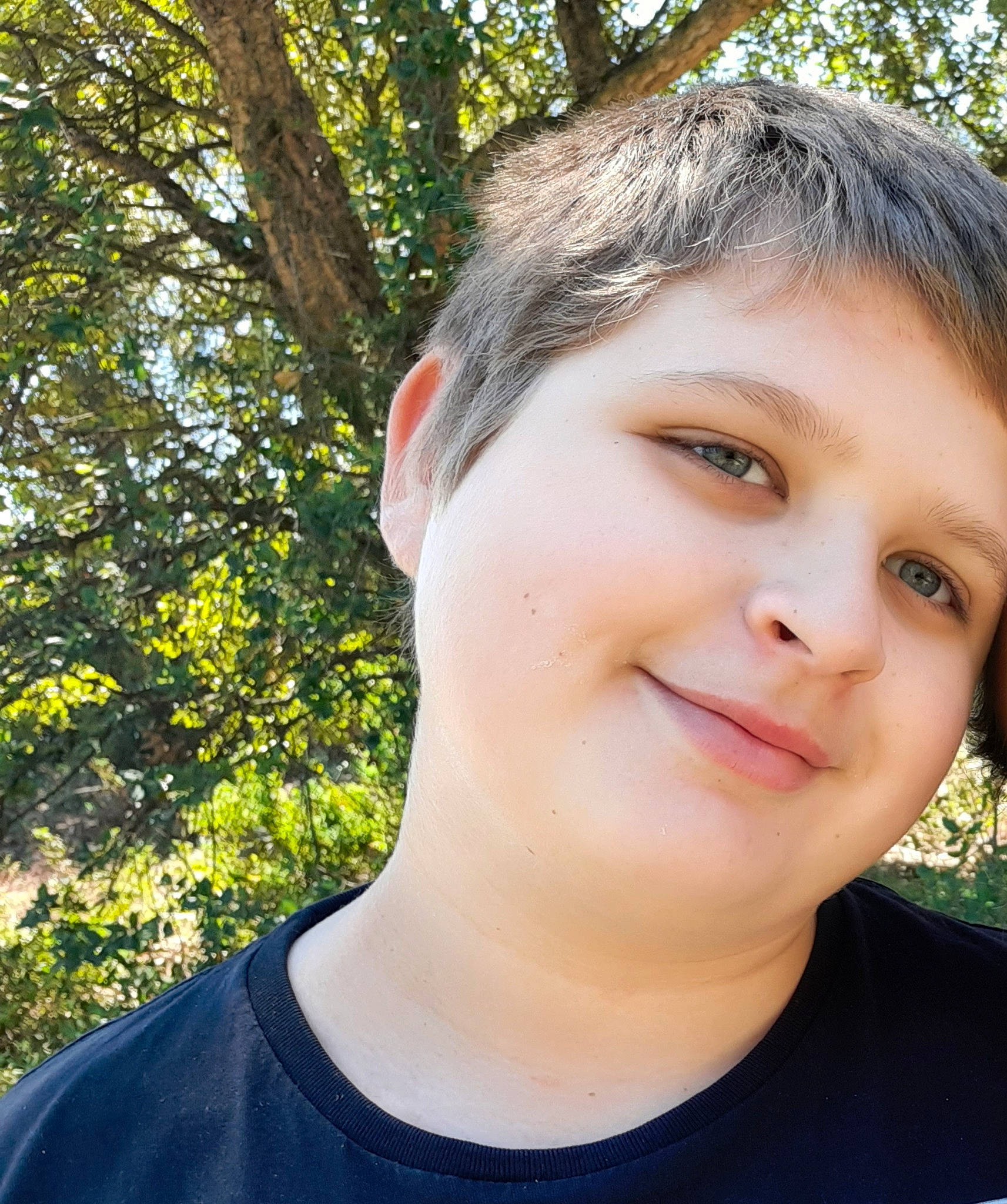 Michel a rejoint le concours — aidez-le/la à gagner de superbes lots ! black_hair, cool, ear, eye, eyebrow, flash_photography, forehead, grass, happy, jaw, joy, lip, neck, nose, people_in_nature, person, plant, selfie, shoulder, smile