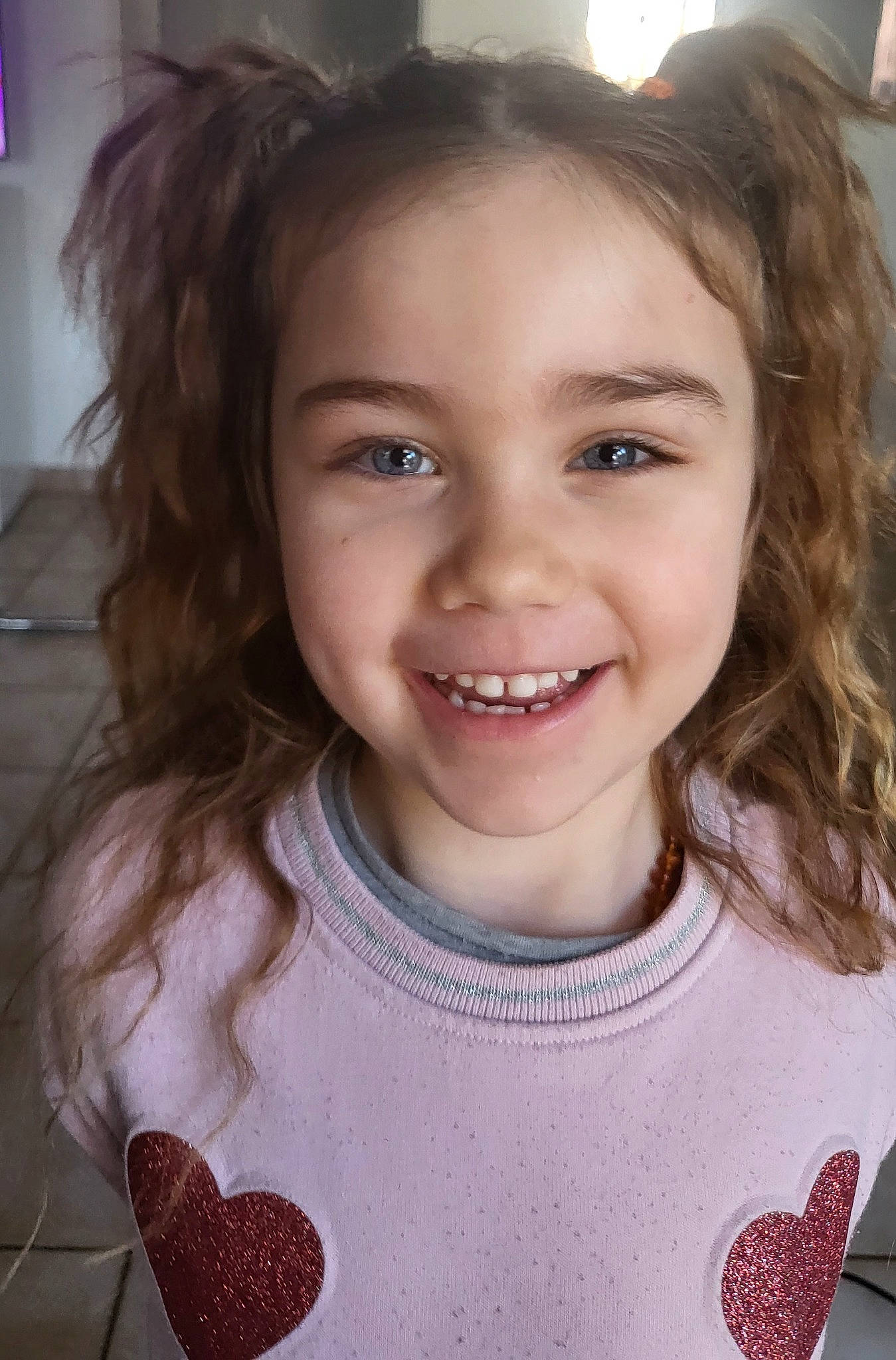 Ghjuliana a rejoint le concours — aidez-le/la à gagner de superbes lots ! blond, brown_hair, cheek, child, ear, eye, eyebrow, eyelash, facial_expression, flash_photography, fun, happy, iris, joy, lip, nose, person, skin, smile, t_shirt