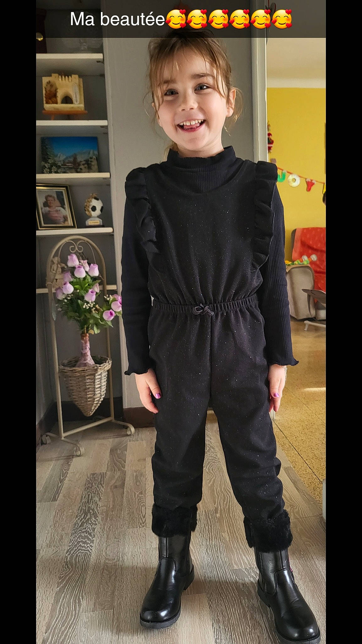 Ghjuliana participe au concours pour gagner de l'argent avec cette photo : abdomen, electric_blue, event, fashion_design, flooring, flowerpot, formal_wear, fur, human_leg, joy, knee, pattern, person, personal_protective_equipment, sleeve, smile, sportswear, t_shirt, thigh, toddler