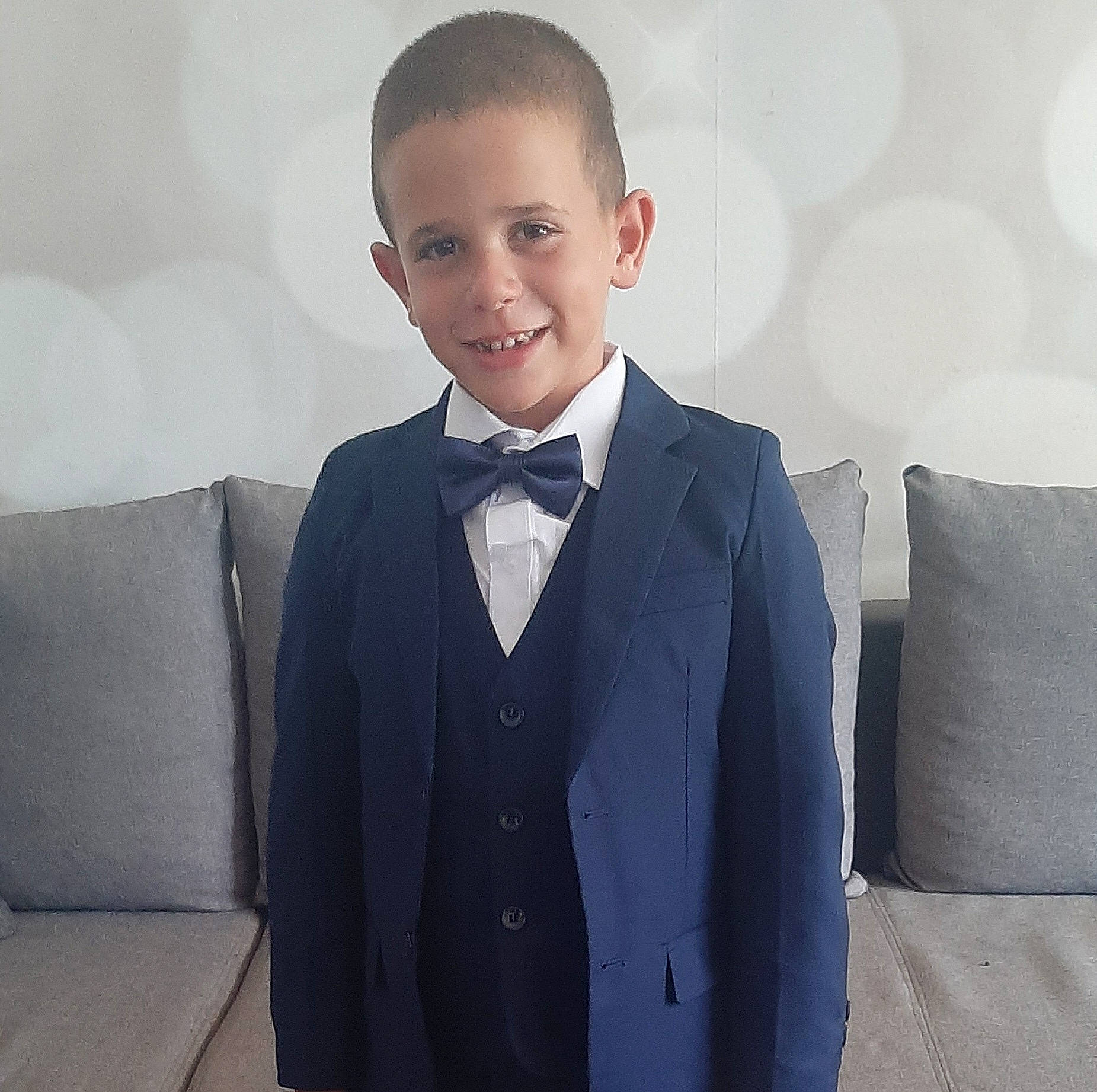 Saveriu a rejoint le concours — aidez-le/la à gagner de superbes lots ! blazer, bow_tie, button, collar, couch, dress_shirt, electric_blue, face, fashion_design, flash_photography, formal_wear, head, jacket, joy, person, shirt, sleeve, smile, suit, tie