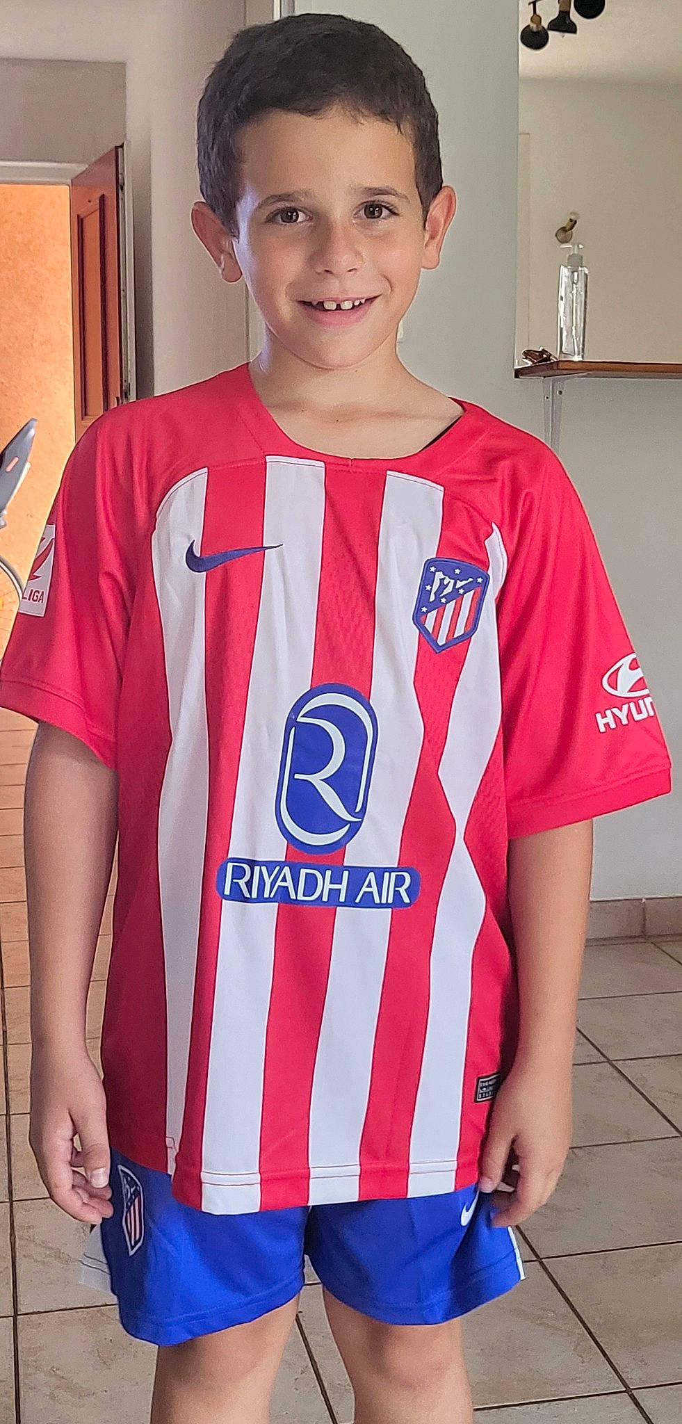 Saveriu participe au concours pour gagner de l'argent avec cette photo : active_shirt, baseball_cap, cap, electric_blue, event, fashion, fashion_design, jersey, joy, neck, outerwear, person, red, shoulder, sleeve, smile, sports_jersey, sports_uniform, sportswear, t_shirt