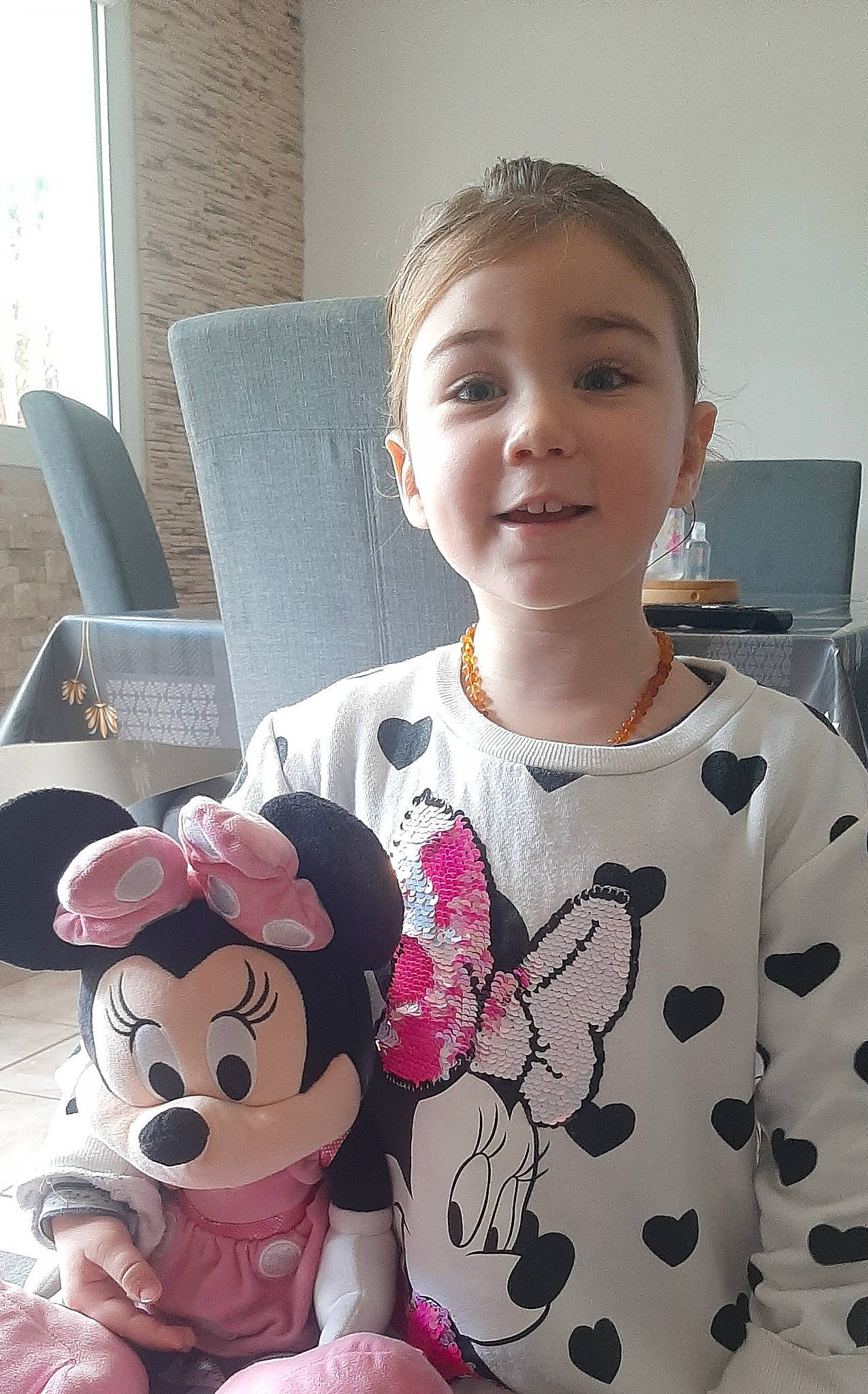 Ghjuliana a rejoint le concours — aidez-le/la à gagner de superbes lots ! baby_toddler_clothing, beauty, child, eyewear, facial_expression, fun, hairstyle, happy, head, mammal, pattern, people, person, pink, room, skin, sleeve, smile, toddler, toy