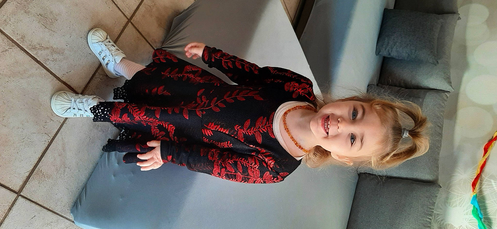 Ghjuliana participe au concours pour gagner de l'argent avec cette photo : child, comfort, elbow, finger, food, hand, human_leg, joint, joy, leg, mouth, neck, pattern, person, room, shoulder, skin, smile, textile, thigh