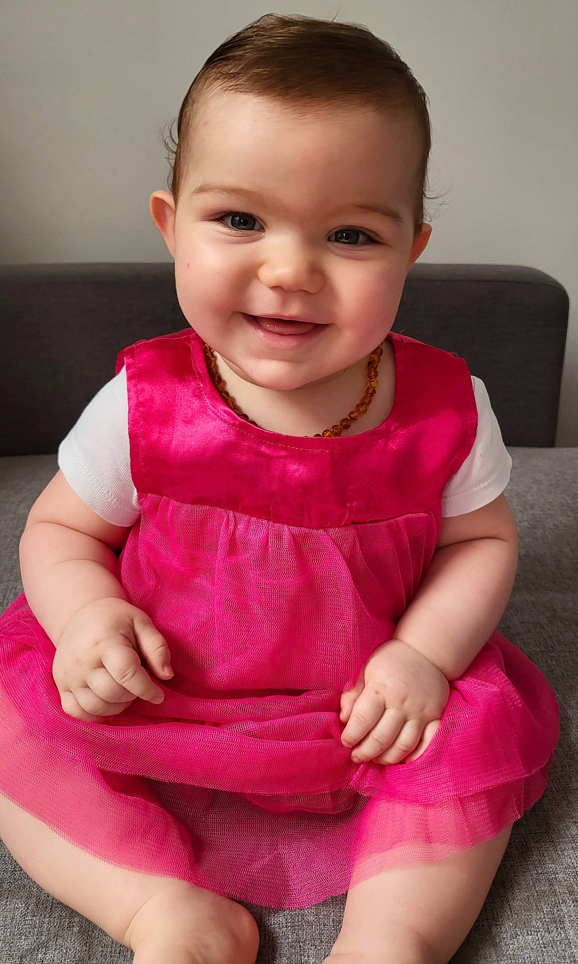 Letizia participe au concours pour gagner de l'argent avec cette photo : accessories, baby, bodypart, clothing, couch, dress, face, finger, formalwear, furniture, hand, happy, head, jewelry, necklace, person, photography, portrait, sitting, smile