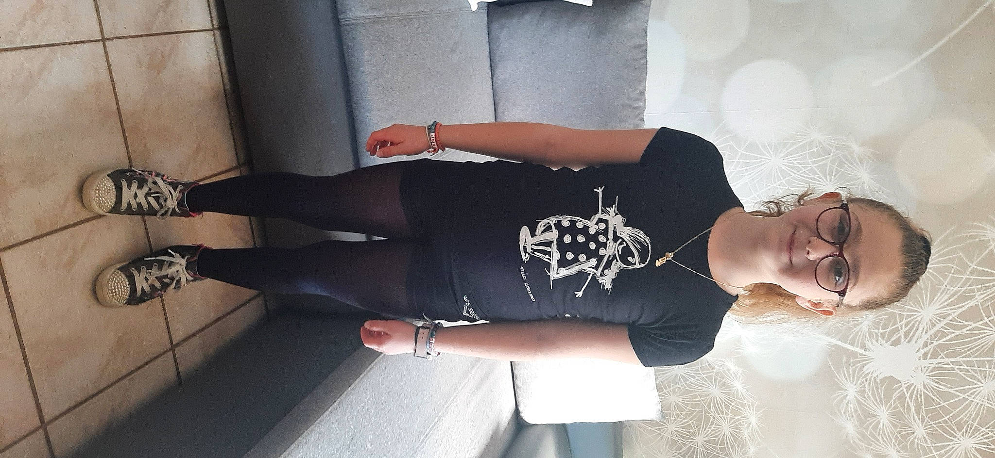 Lesia a rejoint le concours — aidez-le/la à gagner de superbes lots ! arm, cool, elbow, eyewear, fashion, flash_photography, grey, hand, joint, joy, knee, leg, person, shoe, shoulder, sleeve, sportswear, street_fashion, style, textile