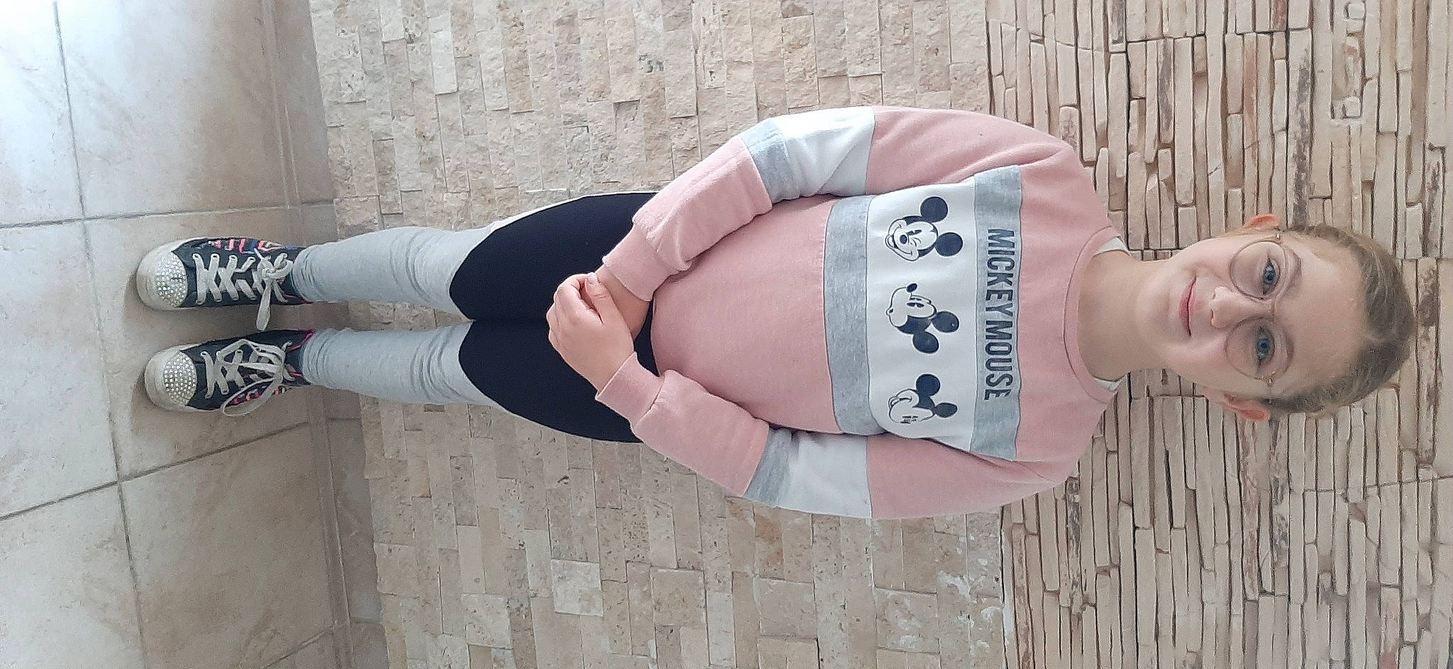 Lesia participe au concours pour gagner de l'argent avec cette photo : beauty, clothing, elbow, fashion_accessory, foot, human_leg, jewellery, joint, joy, knee, leg, outerwear, pattern, person, pink, sleeve, street_fashion, textile, thigh, waist