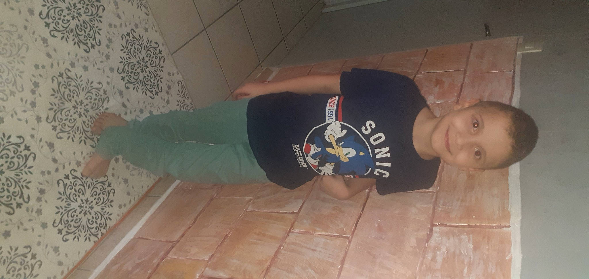 Bilal Ikhlef participe au concours pour gagner de l'argent avec cette photo : clothing, comfort, elbow, finger, floor, flooring, hardwood, human_leg, joint, joy, knee, leg, person, sleeve, t_shirt, thigh, toddler, trunk, waist, wood