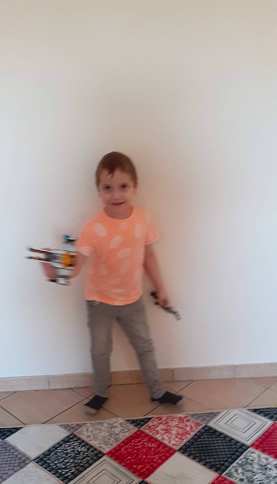 Bilal Ikhlef a rejoint le concours — aidez-le/la à gagner de superbes lots ! baby, balance, ceiling, child, door, floor, flooring, fun, gesture, hardwood, house, joy, knee, leg, person, room, sleeve, t_shirt, toddler, toy