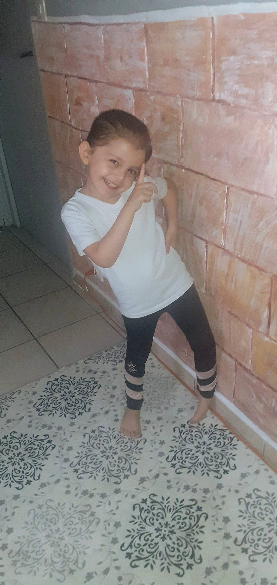 Dounya Ih a rejoint le concours — aidez-le/la à gagner de superbes lots ! arm, calf, flash_photography, floor, flooring, head, human_body, joy, knee, leg, neck, person, shorts, shoulder, sleeve, sportswear, sunglasses, t_shirt, thigh, trunk