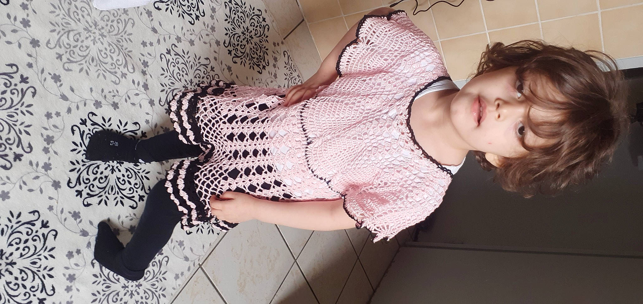 Dounya Ih participe au concours pour gagner de l'argent avec cette photo : arm, comfort, eyelash, finger, hair, hand, human, human_body, joint, leg, mouth, neck, person, pink, shoulder, skin, sleeve, textile, thigh, waist