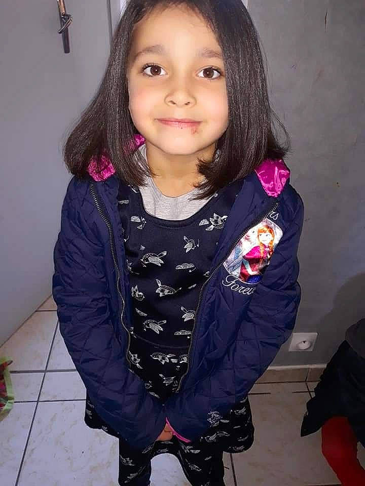 Dalya a rejoint le concours — aidez-le/la à gagner de superbes lots ! baby_toddler_clothing, black_hair, cheek, child, cool, eyebrow, fashion_accessory, hairstyle, happy, iris, joy, lip, magenta, neck, pattern, person, pink, purple, skin, sleeve