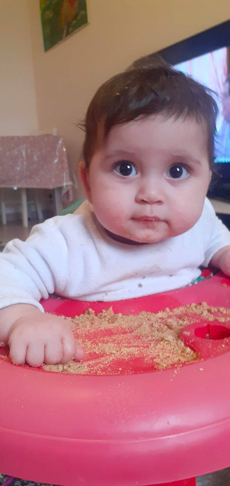 Lina a rejoint le concours — aidez-le/la à gagner de superbes lots ! baby, baby_playing_with_food, baby_toddler_clothing, beauty, cheek, child, comfort_food, cuisine, dish, eyelash, fun, head, iris, lip, mouth, nose, person, pink, skin, sweetness