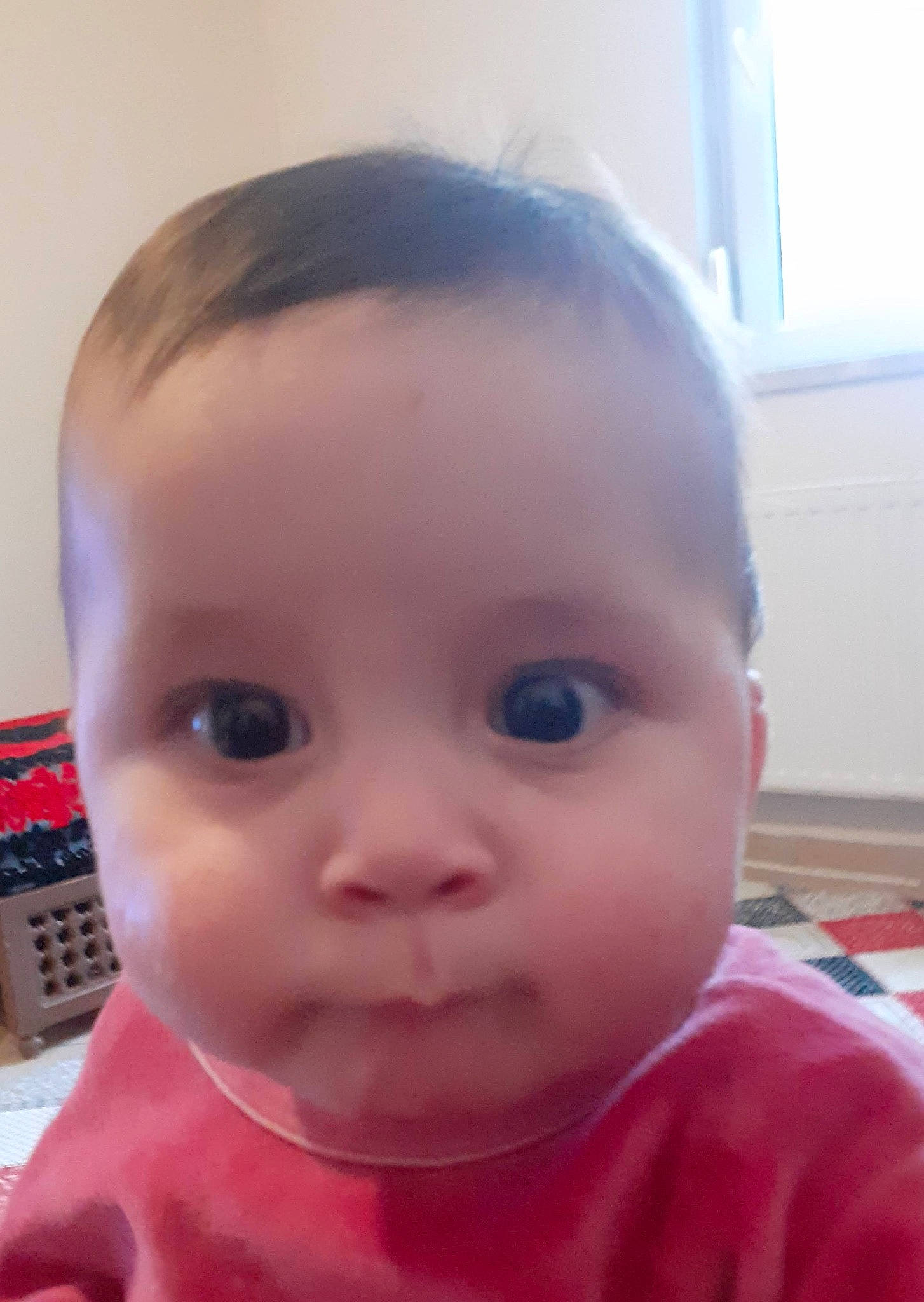 Lina participe au concours pour gagner de l'argent avec cette photo : baby, baby_toddler_clothing, cheek, child, chin, computer_keyboard, ear, eyebrow, eyelash, forehead, happy, iris, jaw, lip, mouth, no_expression, nose, person, skin, toddler