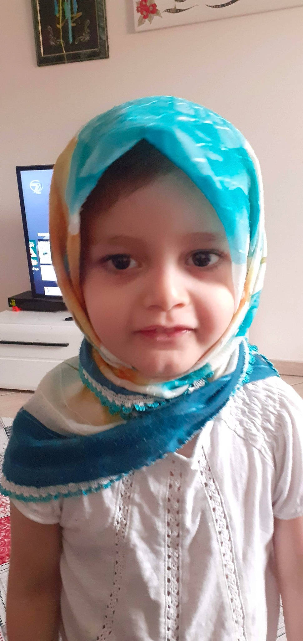 Dounya Ik participe au concours pour gagner de l'argent avec cette photo : aqua, azure, baby, baby_toddler_clothing, blue, cap, cheek, dress, eyebrow, eyelash, headgear, headwear, lip, mouth, neck, person, pink, skin, sleeve, toddler