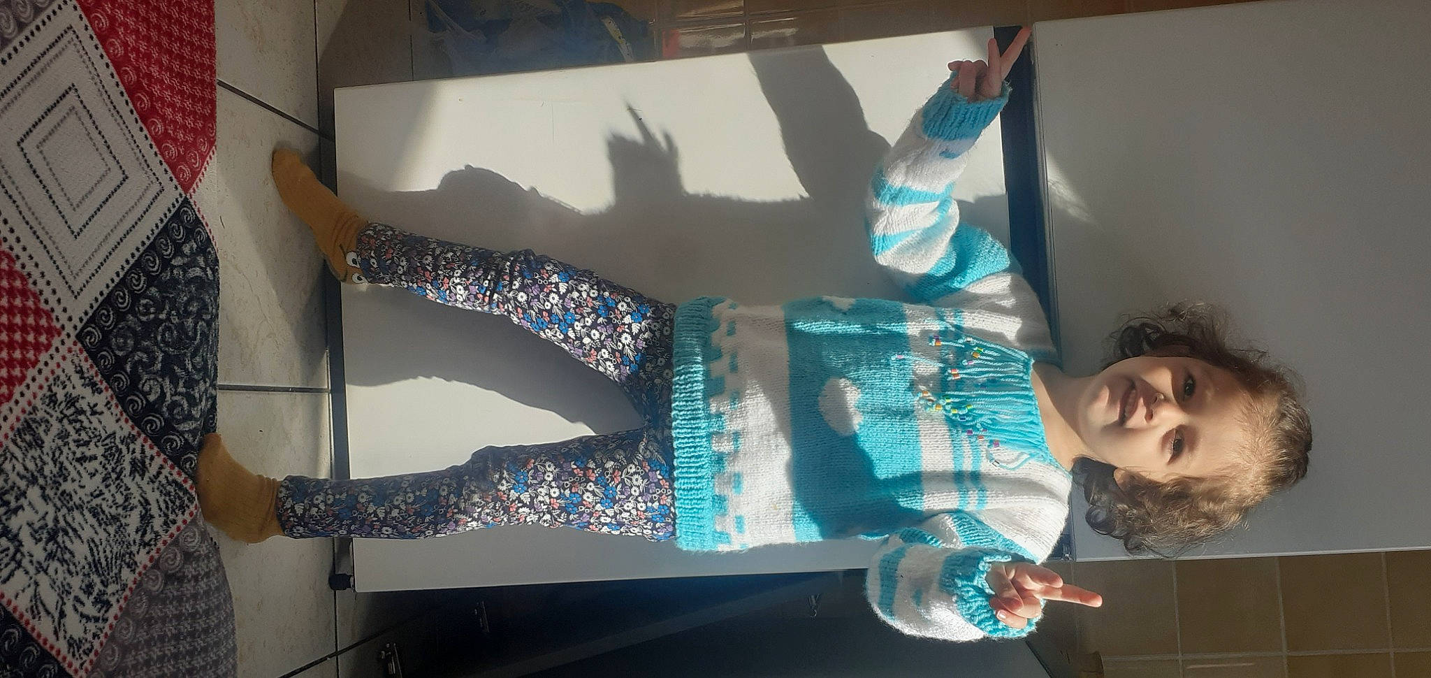 Dounya Ikhlef a rejoint le concours — aidez-le/la à gagner de superbes lots ! art, ceiling, display_device, electric_blue, event, fashion_design, fun, gesture, glass, graphic_design, graphics, hand, pattern, person, reflection, room, shadow, transparent_material, tree, visual_arts