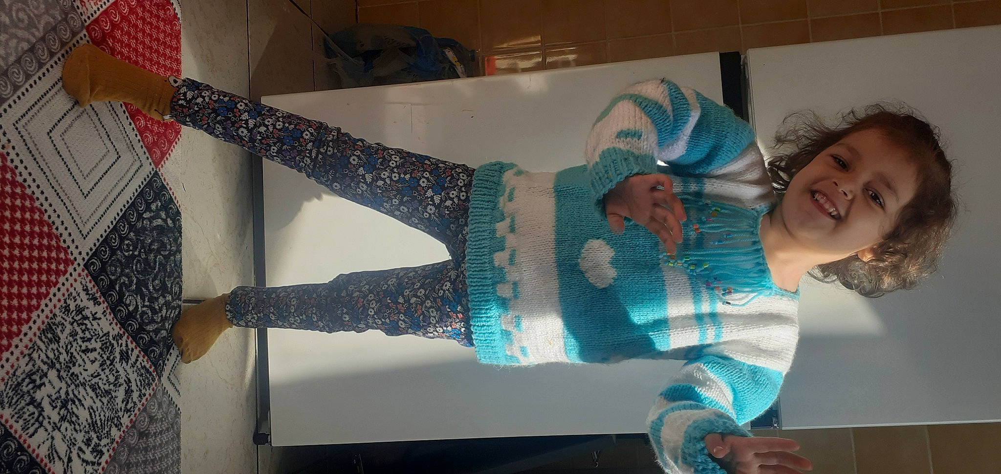 Dounya Ikhlef participe au concours pour gagner de l'argent avec cette photo : creative_arts, elbow, electric_blue, event, fashion_accessory, fashion_design, fun, joy, pattern, person, room, sleeve, smile, thigh, toddler, trunk, visual_arts, wrist