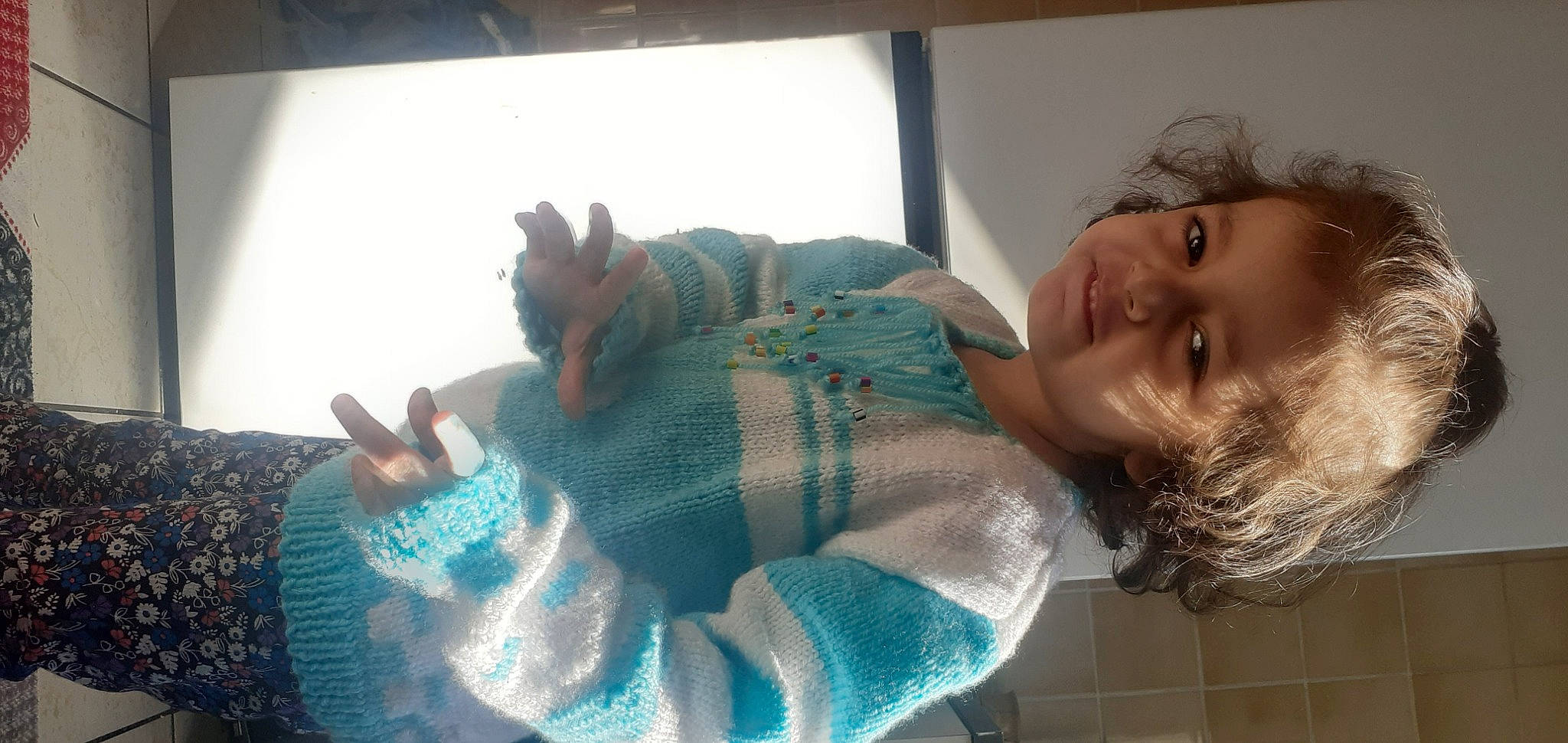 Dounya Ikhlef a rejoint le concours — aidez-le/la à gagner de superbes lots ! comfort, eye, finger, fun, gesture, hand, happy, mouth, nail, pattern, person, room, skin, sleeve, t_shirt, textile, thumb, toddler, wool, woolen