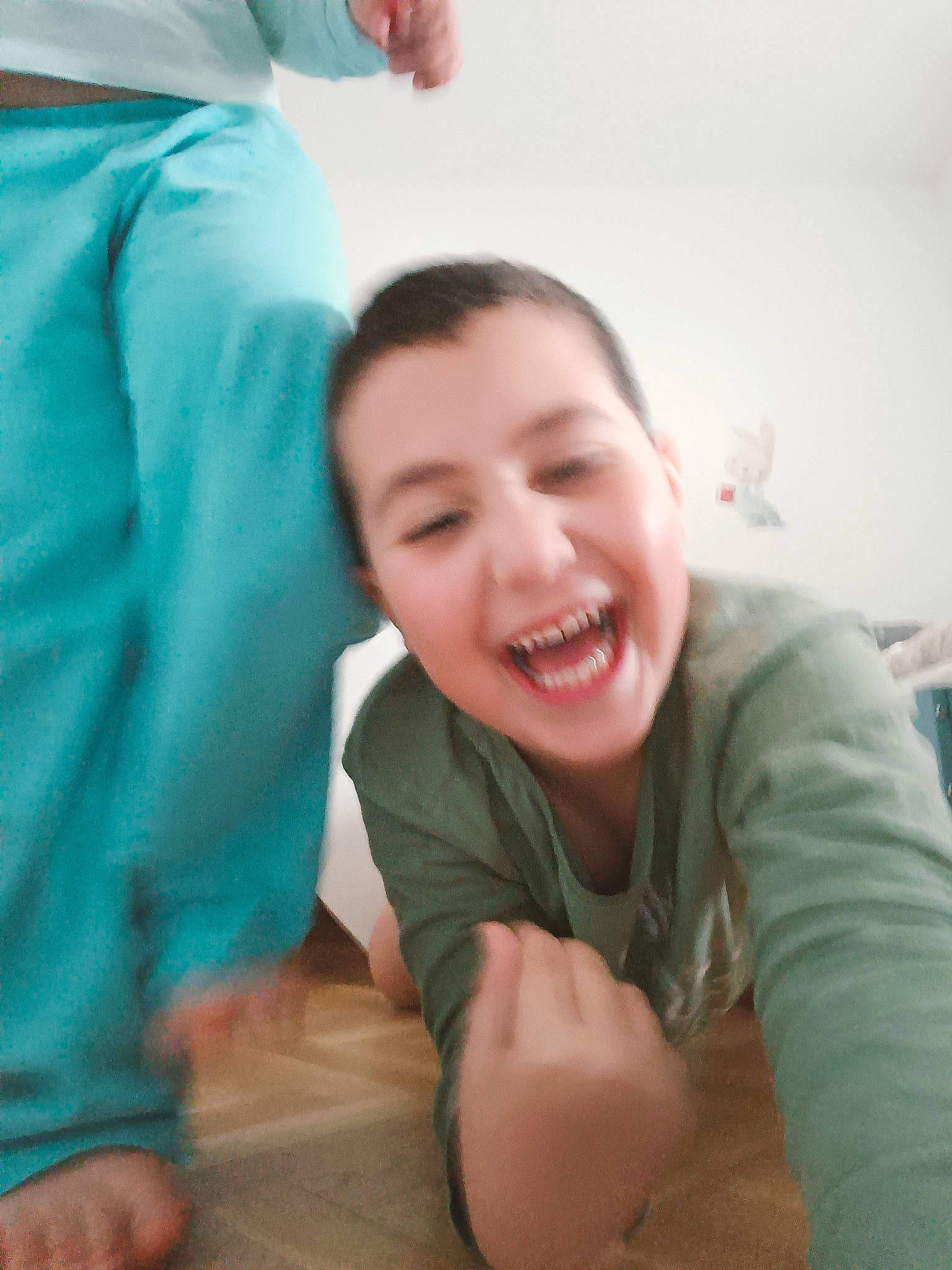 Rayan participe au concours pour gagner de l'argent avec cette photo : arm, child, comfort, elbow, finger, forehead, fun, gesture, hand, happy, joint, mouth, muscle, nose, person, shoulder, skin, sleeve, smile, t_shirt