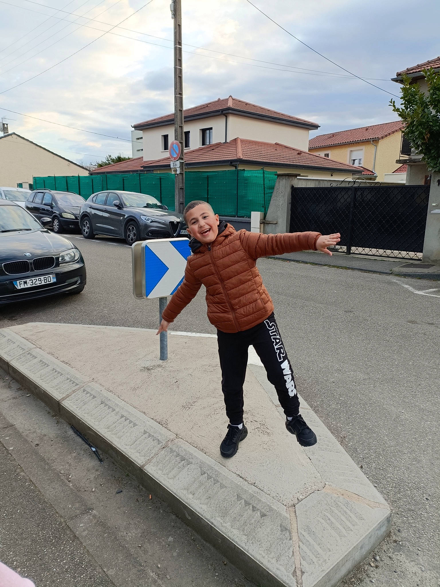 Rayan a rejoint le concours — aidez-le/la à gagner de superbes lots ! asphalt, car, cloud, denim, eyewear, family_car, fashion_accessory, joy, luxury_vehicle, pedestrian, person, recreation, road, road_surface, rolling, sidewalk, sky, smile, street, tire