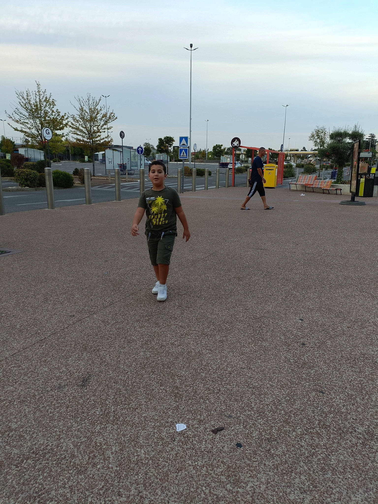 Rayan participe au concours pour gagner de l'argent avec cette photo : asphalt, athlete, city, cloud, competition_event, crowd, endurance_sports, exercise, leisure, person, racing, recreation, road, road_surface, running, shorts, sky, sports, tar, thoroughfare