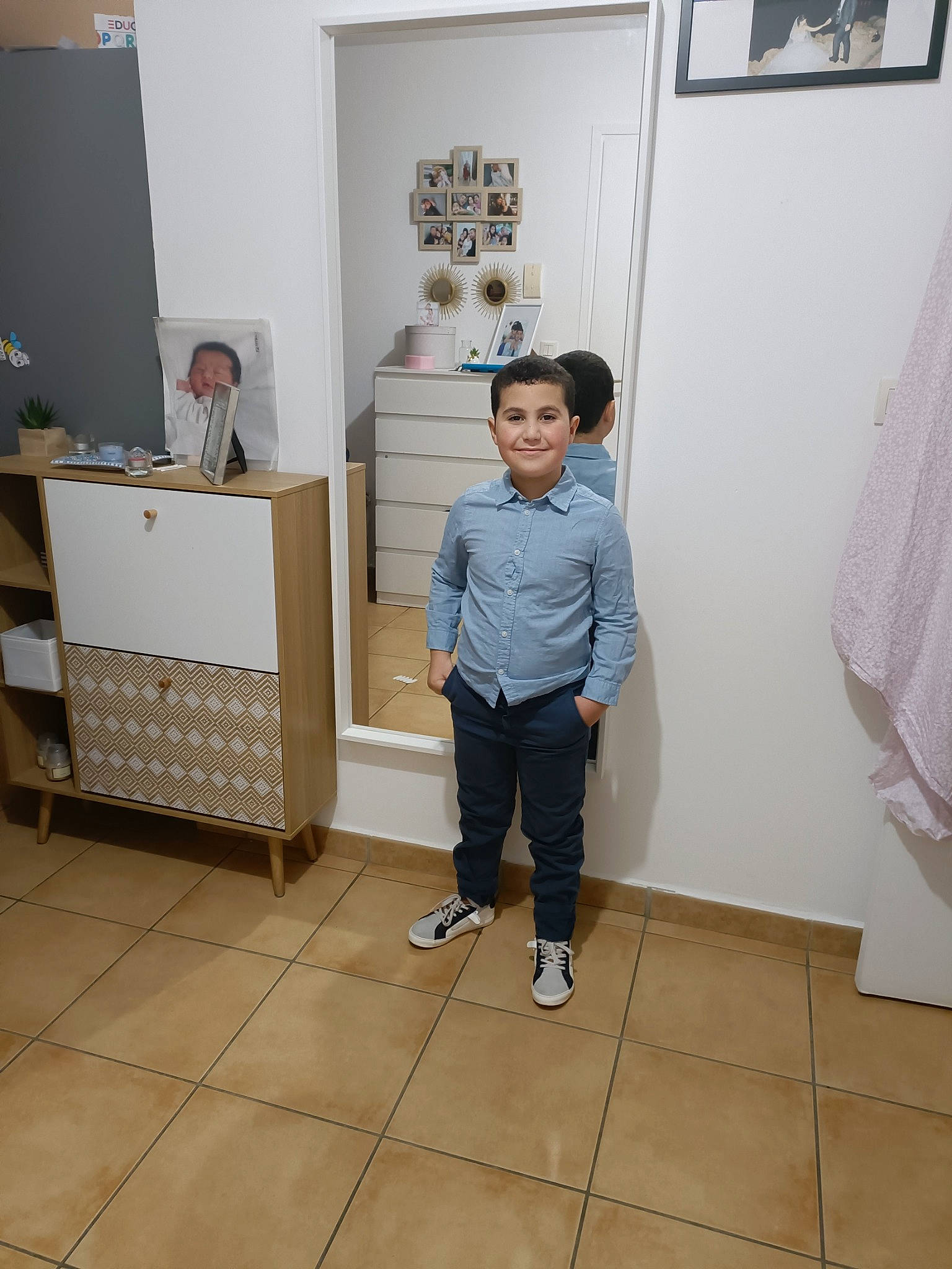 Rayan a rejoint le concours — aidez-le/la à gagner de superbes lots ! art, cabinetry, chest, chest_of_drawers, cleanliness, cupboard, door, drawer, event, floor, flooring, hardwood, house, joy, person, picture_frame, room, sleeve, smile, tile