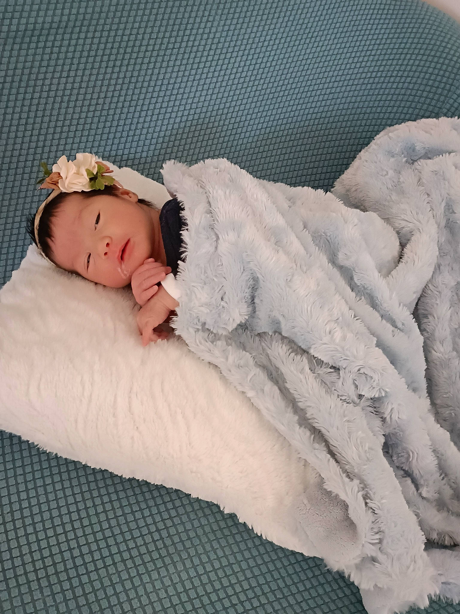Sara participe au concours pour gagner de l'argent avec cette photo : baby, baby_sleeping, baby_toddler_clothing, bedding, child, comfort, embellishment, fashion_accessory, flesh, flooring, fur, grey, head, headgear, human_leg, linens, pattern, person, sleeve, toddler