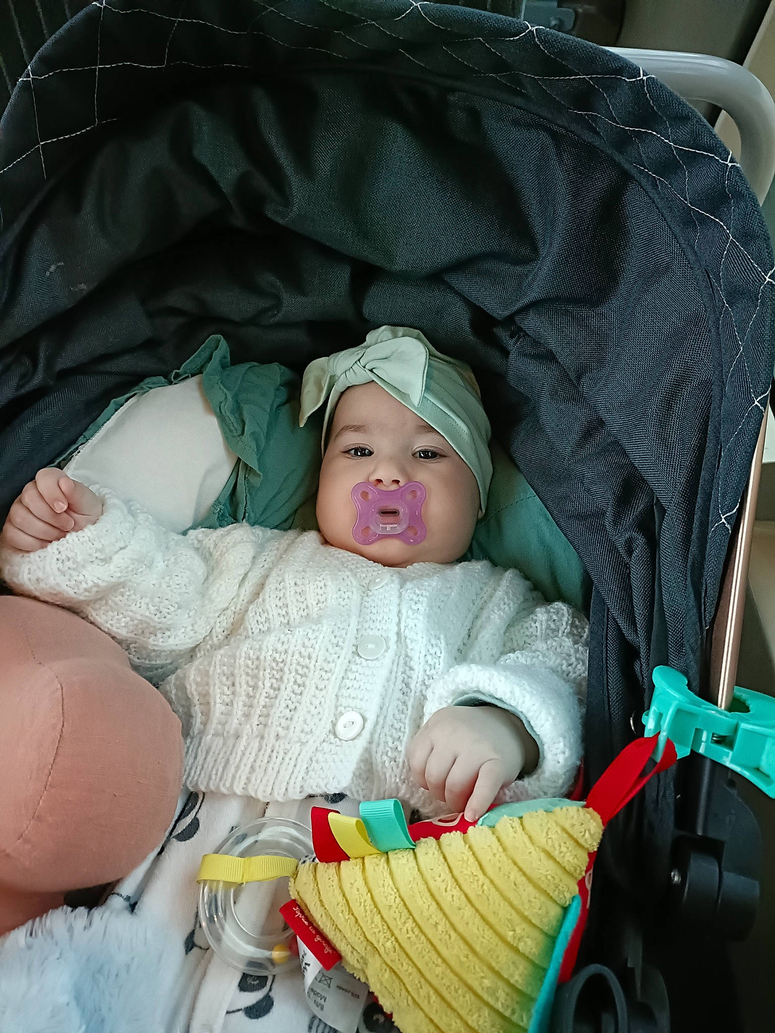 Sara a rejoint le concours — aidez-le/la à gagner de superbes lots ! baby, baby_carriage, baby_products, baby_safety, baby_sleeping, baby_toddler_clothing, beanie, car_seat, cheek, child, comfort, headwear, linens, person, product, room, sitting, skin, sleep, toddler