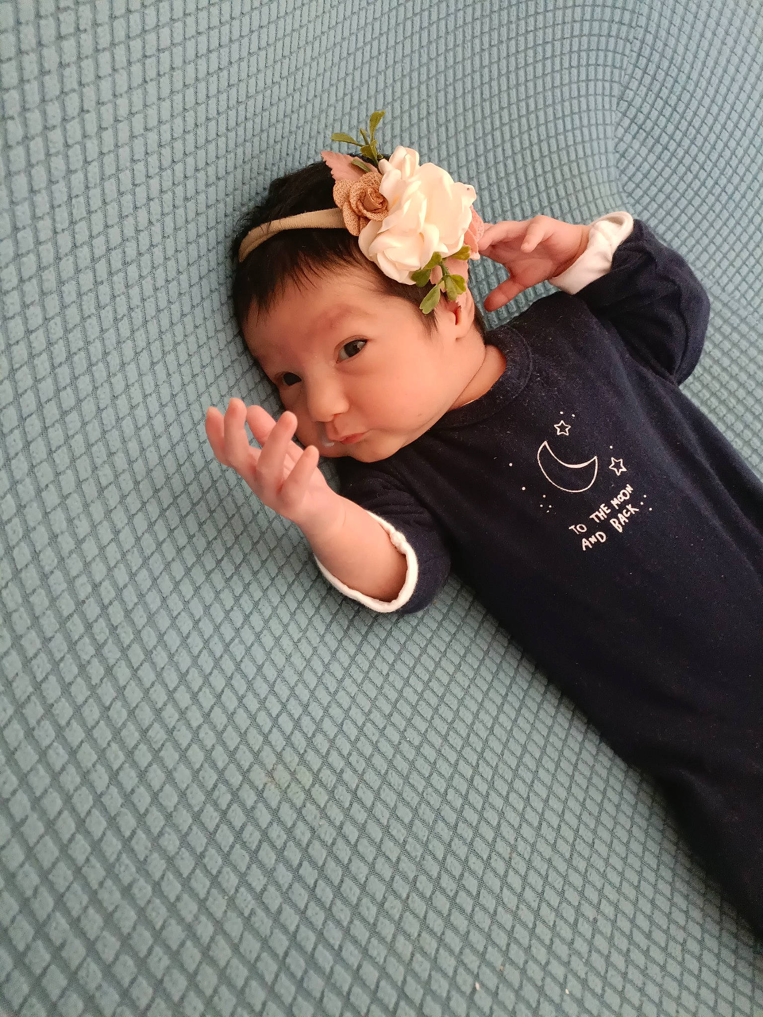 Sara a rejoint le concours — aidez-le/la à gagner de superbes lots ! arm, baby, baby_toddler_clothing, collar, dress, eyelash, flower, gesture, hair, hair_accessory, happy, headband, headgear, headpiece, neck, pattern, person, petal, sleeve, toddler