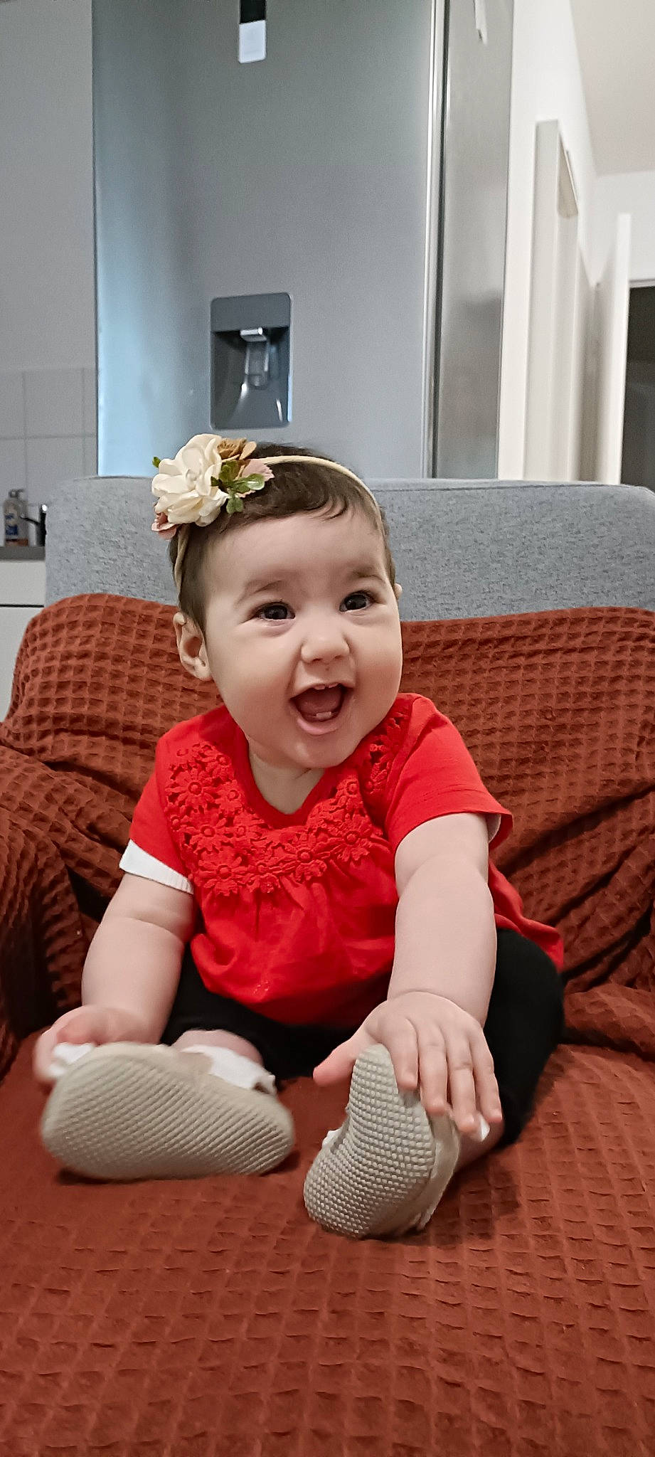 Sara a rejoint le concours — aidez-le/la à gagner de superbes lots ! baby, baby_toddler_clothing, child, comfort, couch, flooring, flower, fun, happy, headband, headpiece, joy, pattern, person, room, sitting, skin, sleeve, smile, sock