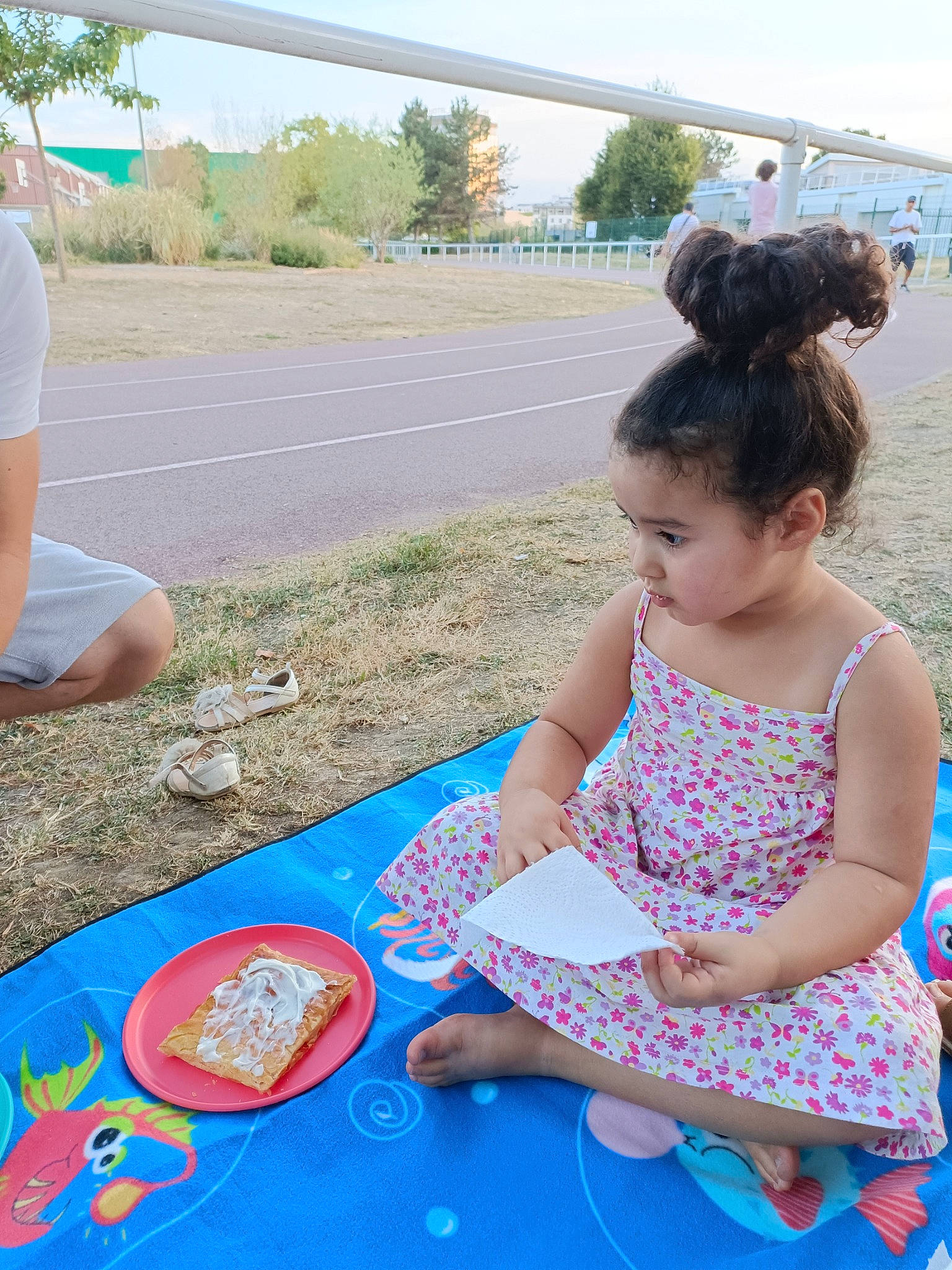Naila a rejoint le concours — aidez-le/la à gagner de superbes lots ! baby_toddler_clothing, chair, child, clothing, event, food, fun, grass, happy, leisure, person, pink, plant, play, recreation, sharing, shorts, sky, t_shirt, toddler