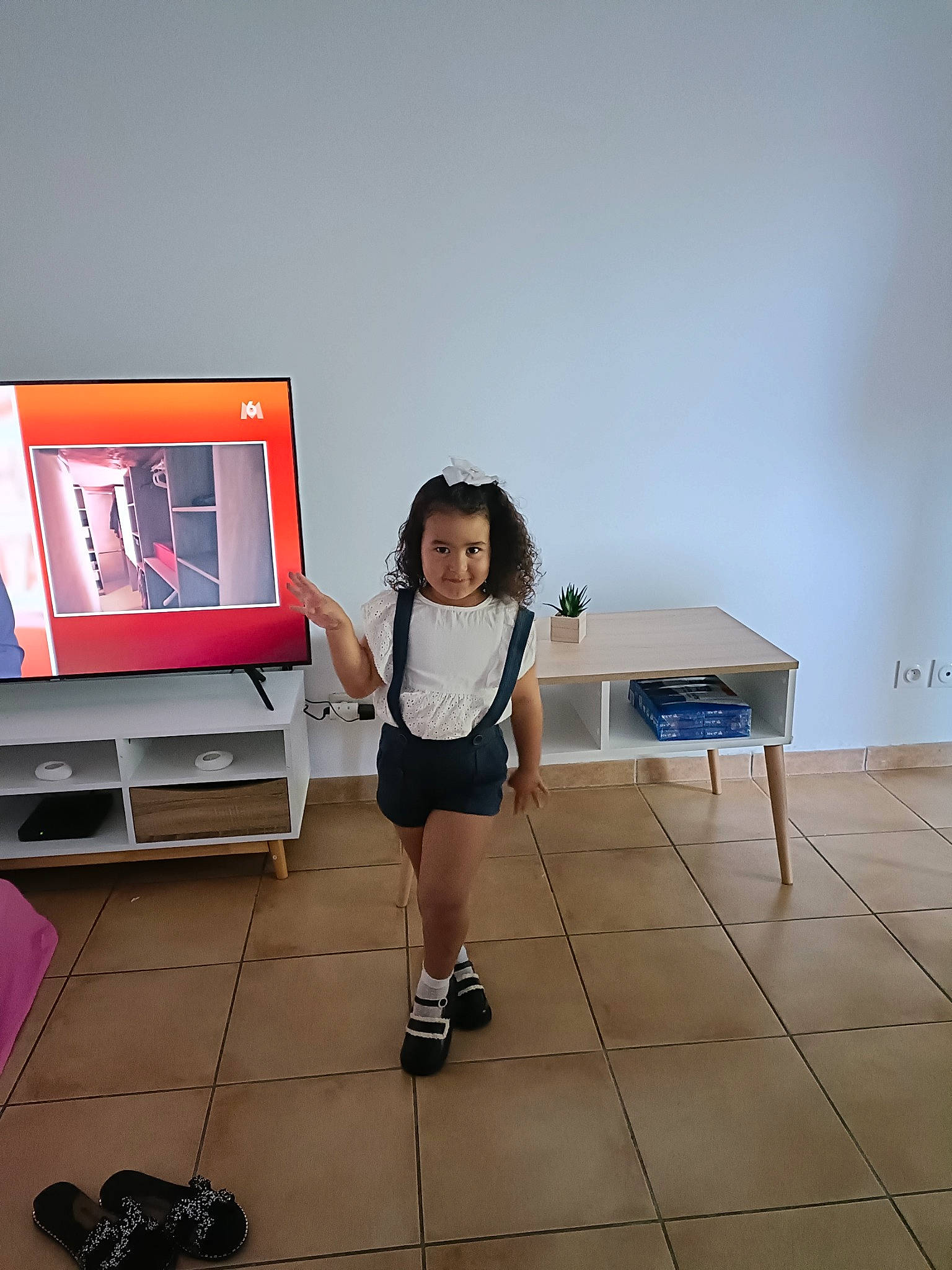 Naila a rejoint le concours — aidez-le/la à gagner de superbes lots ! backpack, bag, floor, flooring, fun, hardwood, house, human_leg, joy, knee, leisure, luggage_and_bags, person, sandal, shoe, shorts, sitting, sneakers, t_shirt, thigh