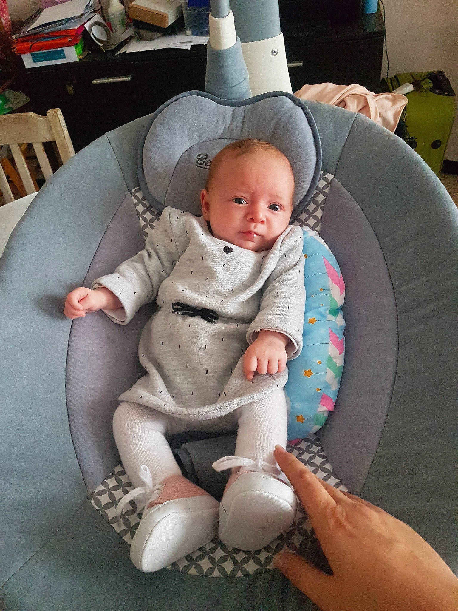 Alice participe au concours pour gagner de l'argent avec cette photo : baby, baby_products, child, person, product, sitting, toddler