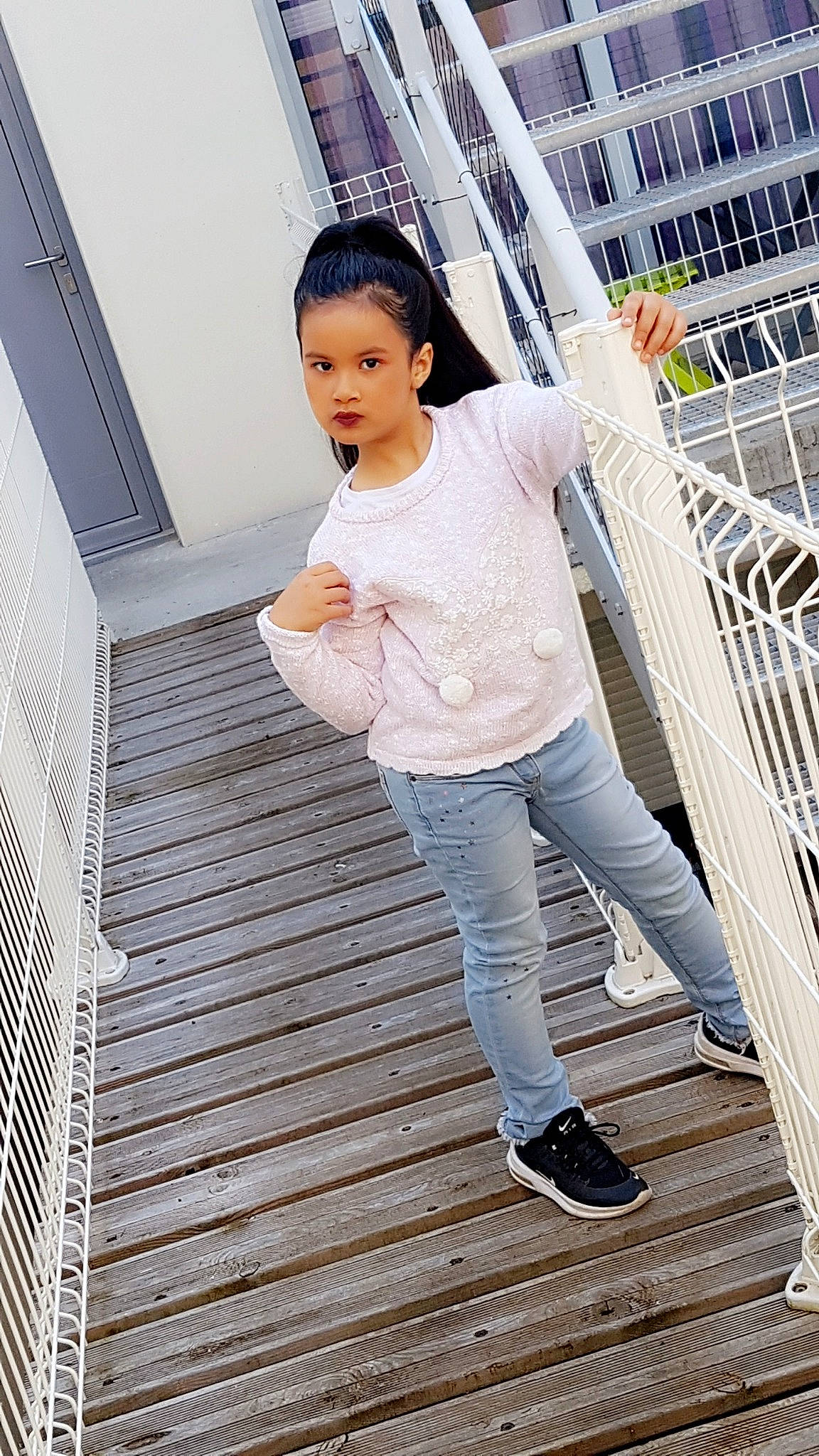 Maïssane participe au concours pour gagner de l'argent avec cette photo : beauty, child, jeans, leg, person