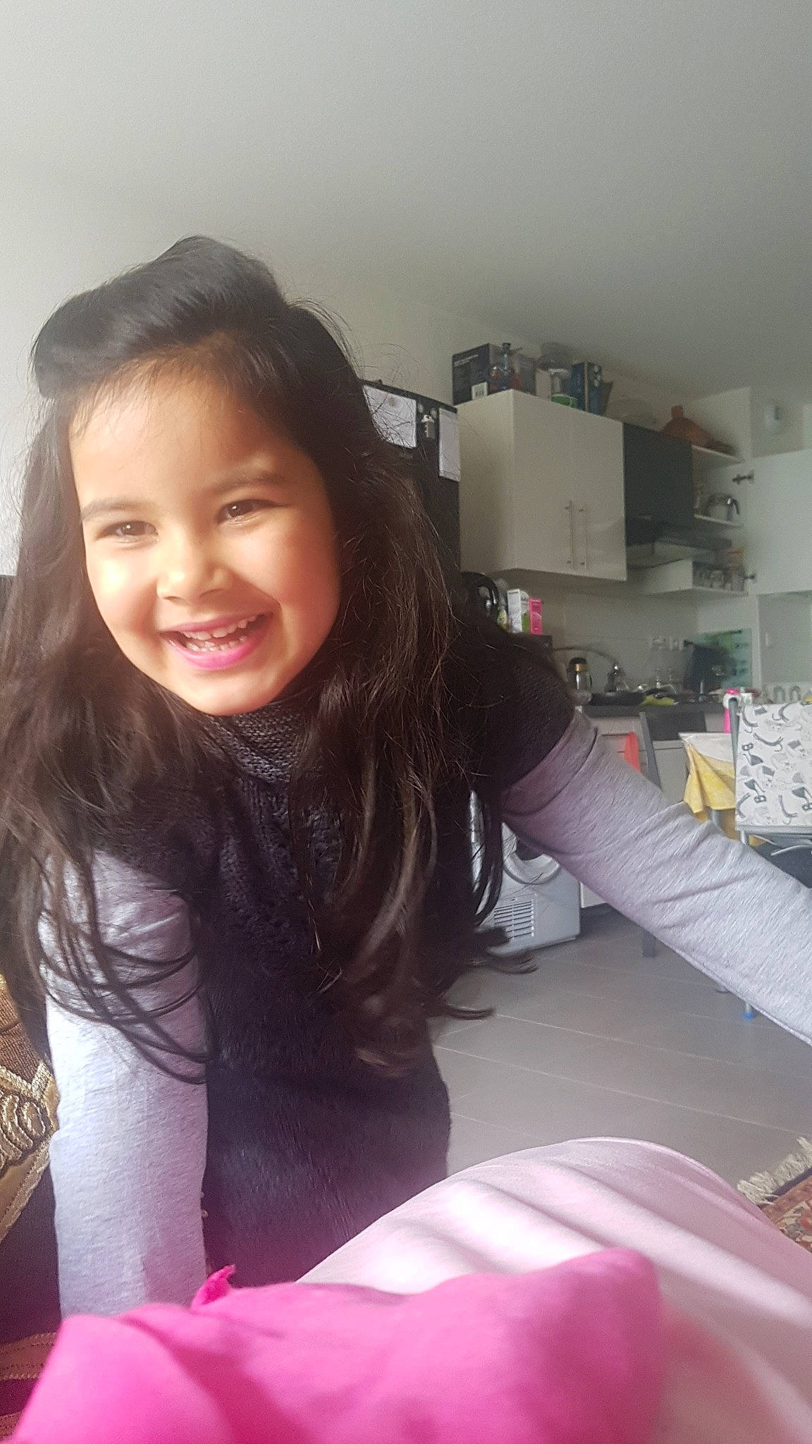 Maïssane a rejoint le concours — aidez-le/la à gagner de superbes lots ! beauty, black_hair, brown_hair, child, eyebrow, forehead, hair, hair_coloring, hairstyle, happy, joy, lip, long_hair, material_property, mouth, person, photography, pink, selfie, skin