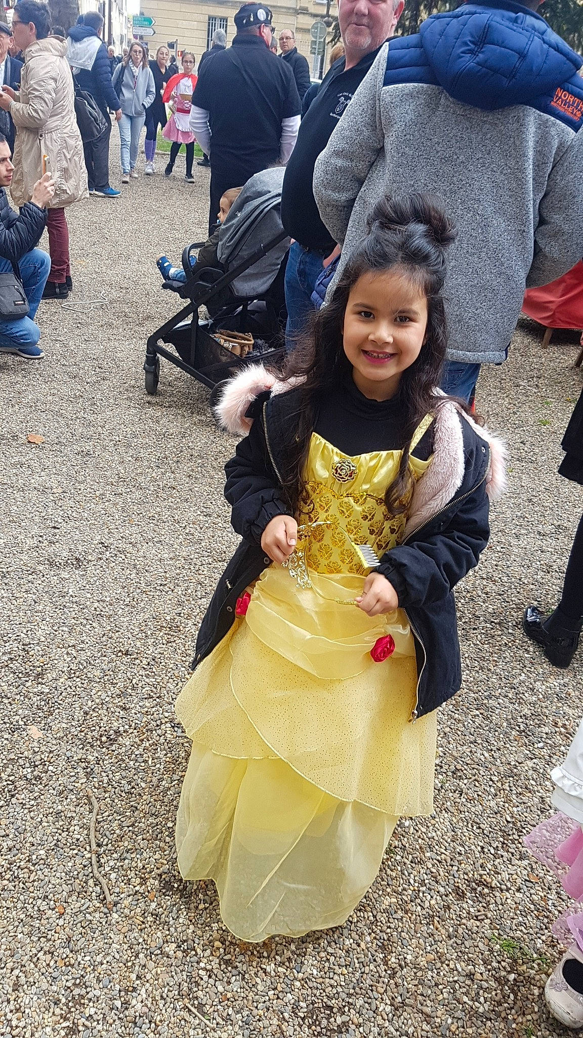 Maïssane participe au concours pour gagner de l'argent avec cette photo : child, costume, fun, joy, person, smile