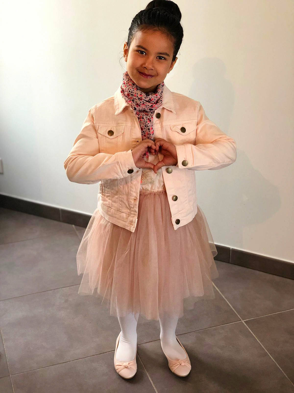 Maïssane participe au concours pour gagner de l'argent avec cette photo : beige, child, child_model, clothing, coat, costume, fashion_design, footwear, joy, outerwear, person, pink, shoe, skin, sleeve, trench_coat, white