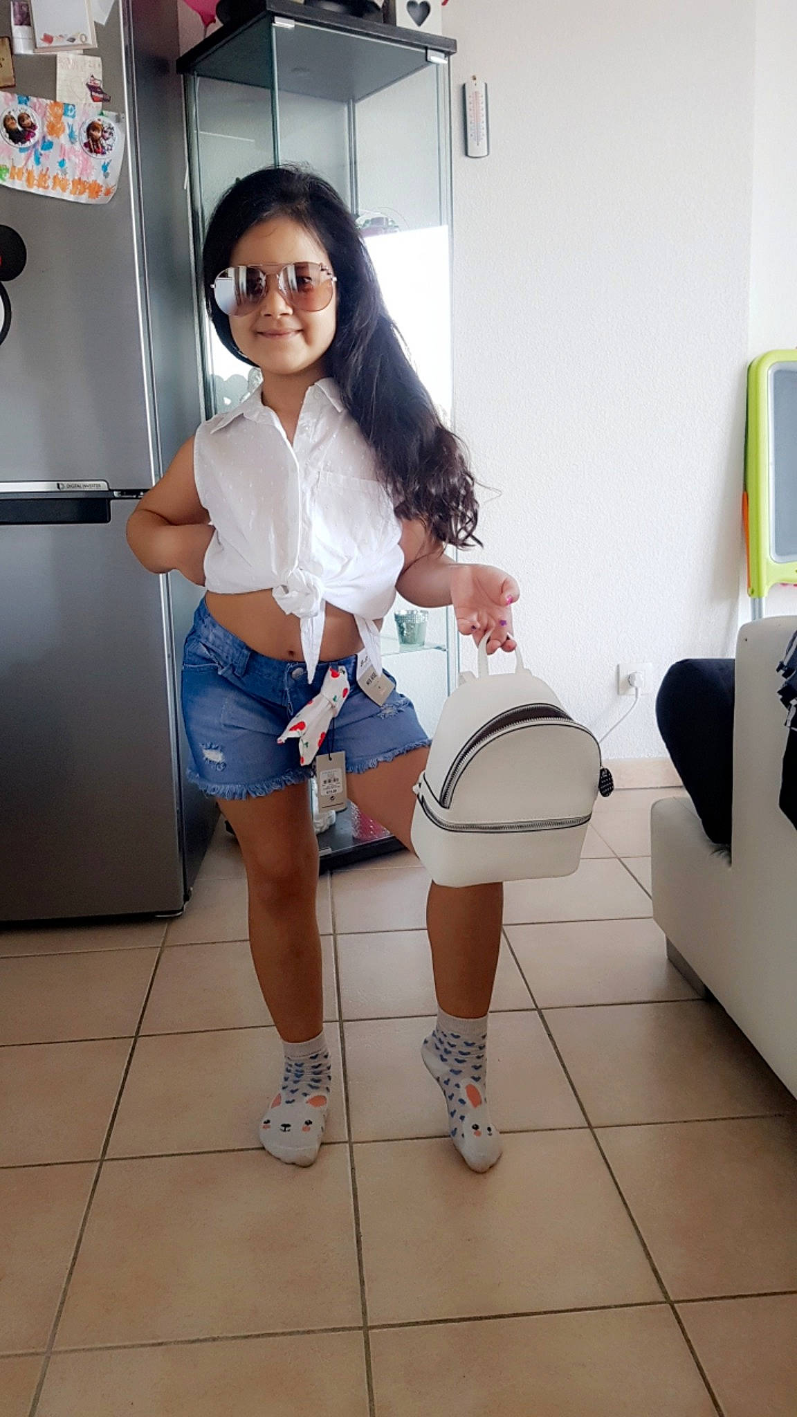 Maïssane participe au concours pour gagner de l'argent avec cette photo : black_hair, hip, human_leg, joy, knee, leg, long_hair, person, room, shoulder, thigh