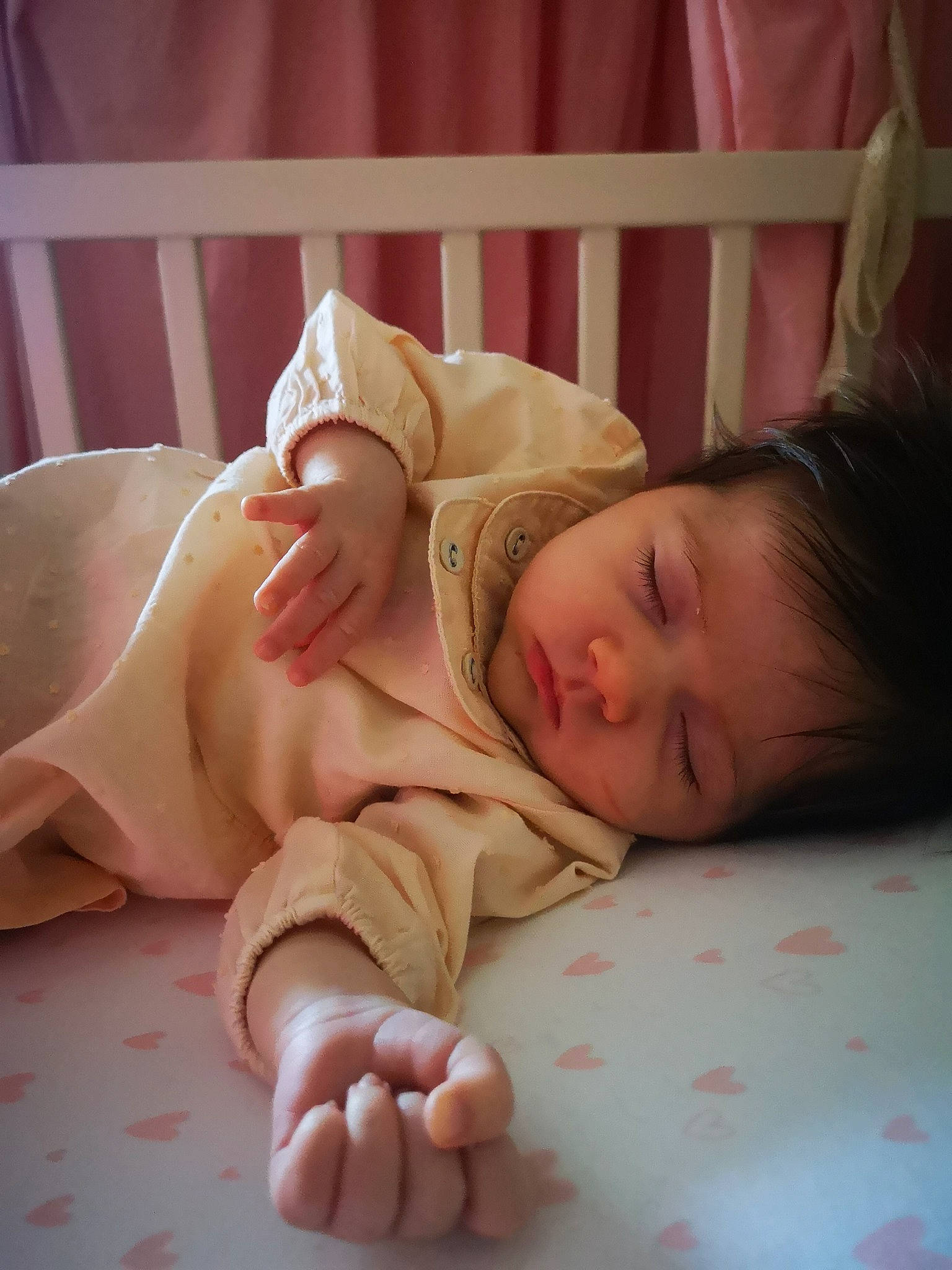 Miya a rejoint le concours — aidez-le/la à gagner de superbes lots ! baby, baby_sleeping, baby_toddler_clothing, child, comfort, finger, flooring, foot, gesture, hand, head, human_leg, linens, mammal, nail, person, skin, sleeve, thumb, toddler