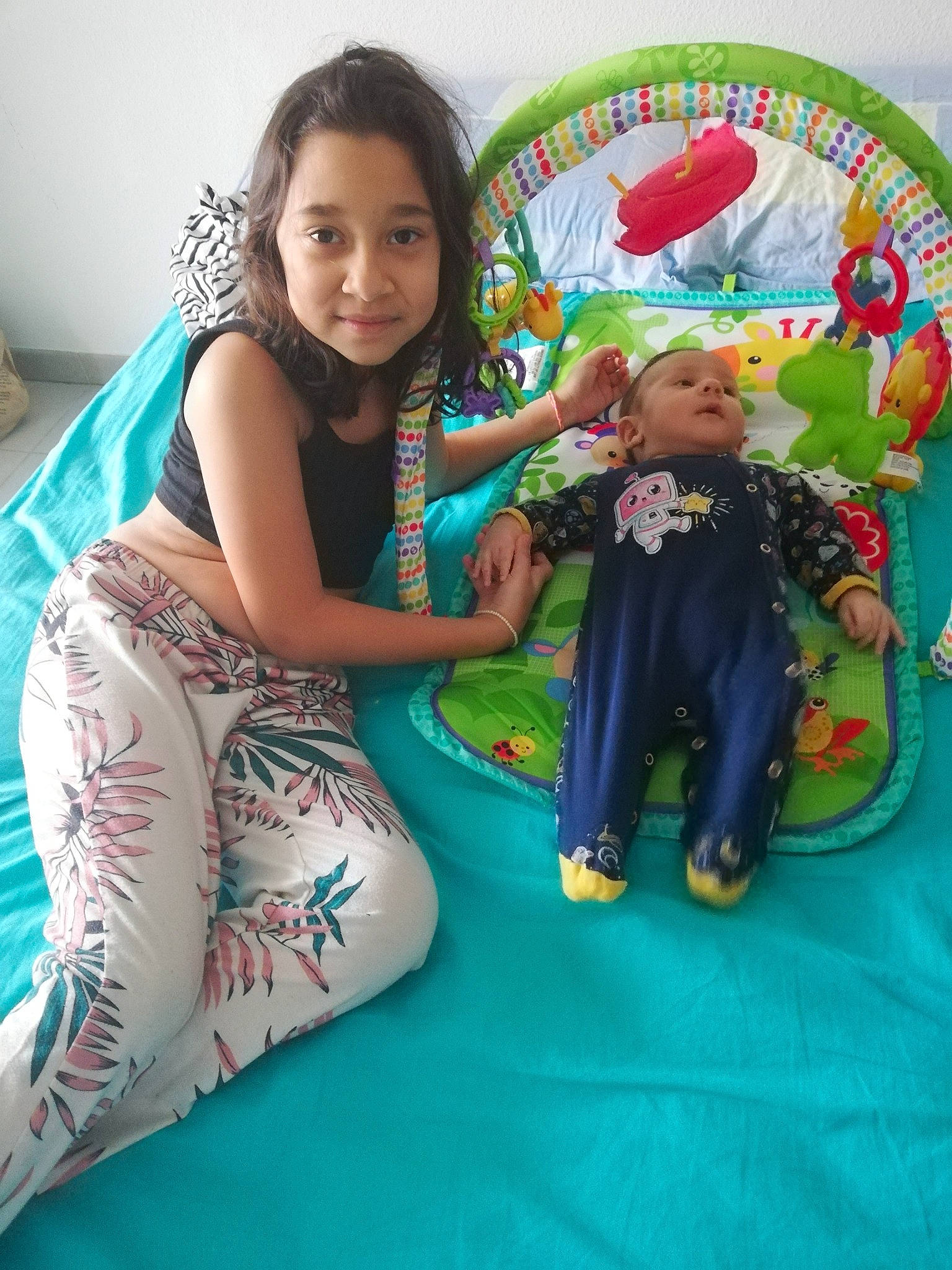 Vanessa participe au concours pour gagner de l'argent avec cette photo : baby_toddler_clothing, child, event, face, fun, grass, happy, head, human_leg, inflatable, joy, knee, lap, leisure, person, play, recreation, sitting, smile, thigh