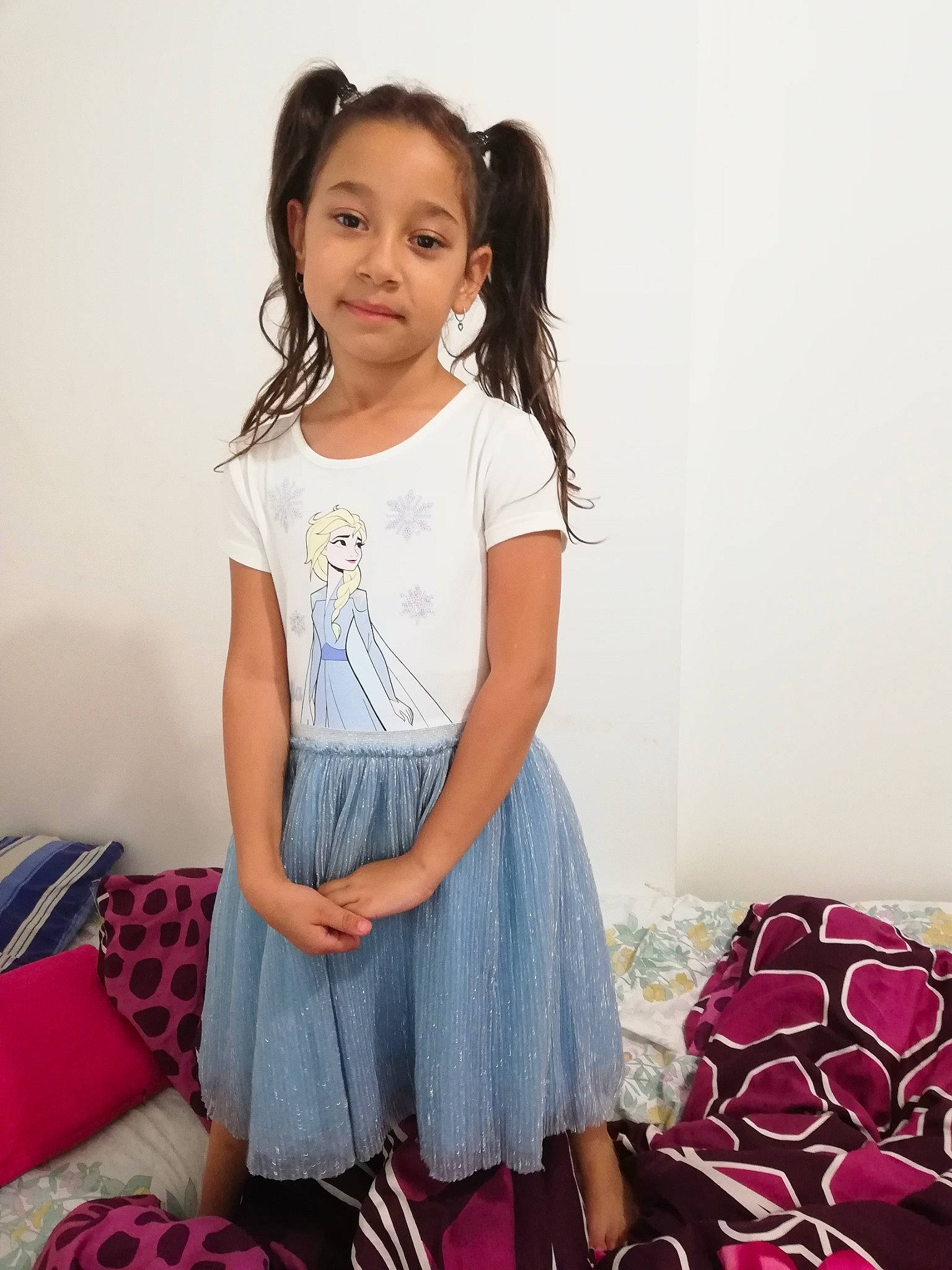 Vanessa a rejoint le concours — aidez-le/la à gagner de superbes lots ! baby_toddler_clothing, black, black_hair, clothing, day_dress, dress, face, fashion_design, hair, happy, head, knee, long_hair, neck, one_piece_garment, person, pink, skin, sleeve, thigh