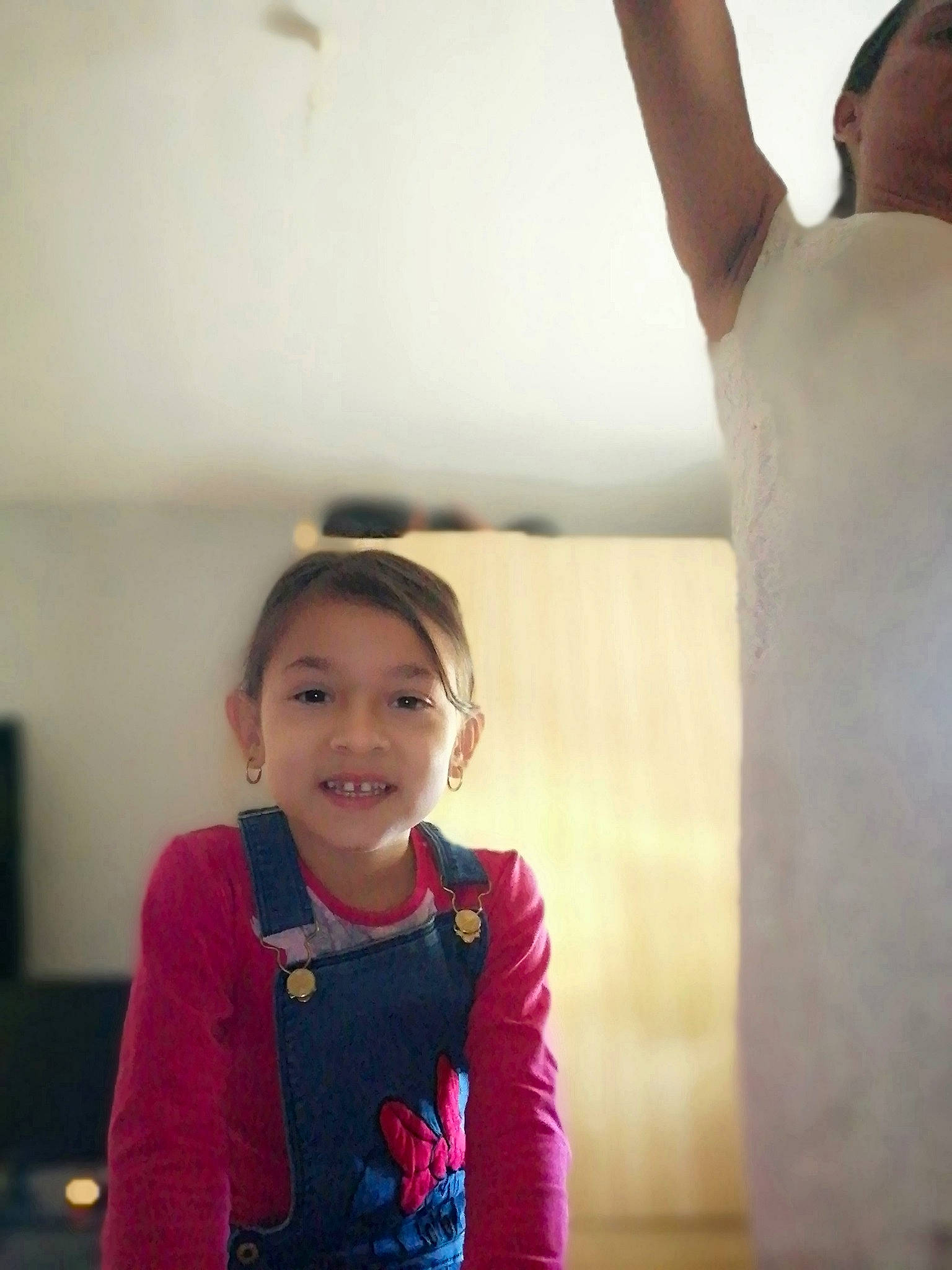 Esther a rejoint le concours — aidez-le/la à gagner de superbes lots ! child, elbow, event, fun, gesture, happy, human, joint, joy, leisure, magenta, person, room, shoulder, sitting, skin, sleeve, smile, standing, t_shirt