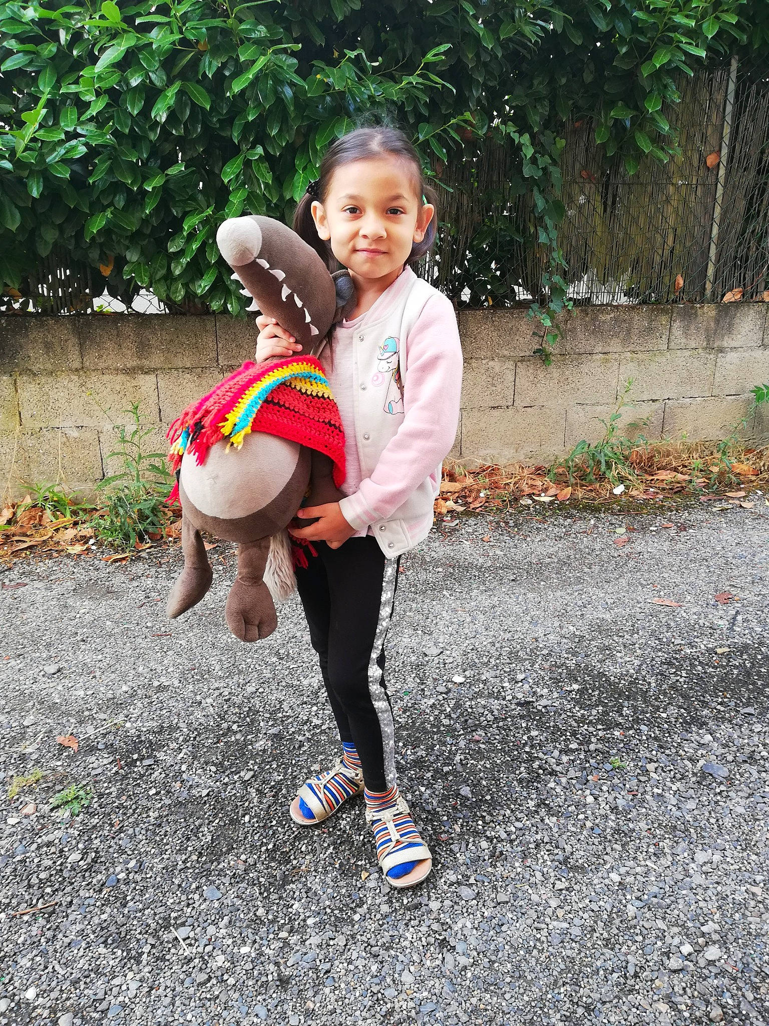 Esther participe au concours pour gagner de l'argent avec cette photo : active_pants, baby_toddler_clothing, companion_dog, fawn, grass, happy, joy, knee, leisure, magenta, people_in_nature, person, plant, recreation, sandal, shoe, sleeve, t_shirt, thigh, toddler