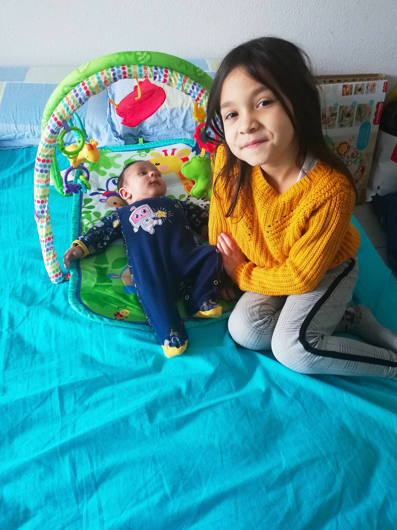Esther participe au concours pour gagner de l'argent avec cette photo : baby, baby_products, baby_toddler_clothing, child, electric_blue, flooring, fun, grass, happy, hoodie, joy, leisure, linens, person, play, product, recreation, sitting, smile, toddler